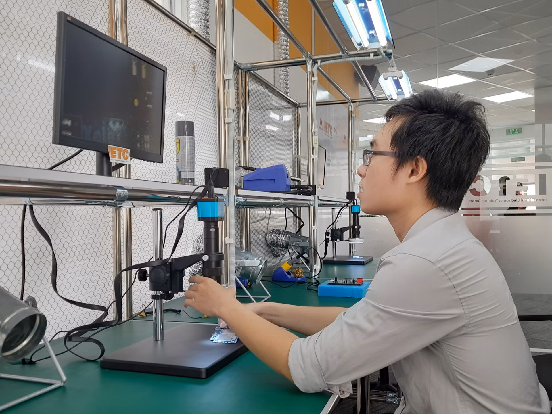 Đào tạo nguồn nhân lực chất lượng cao tại Trung tâm Điện tử và Vi mạch bán dẫn (ESC).