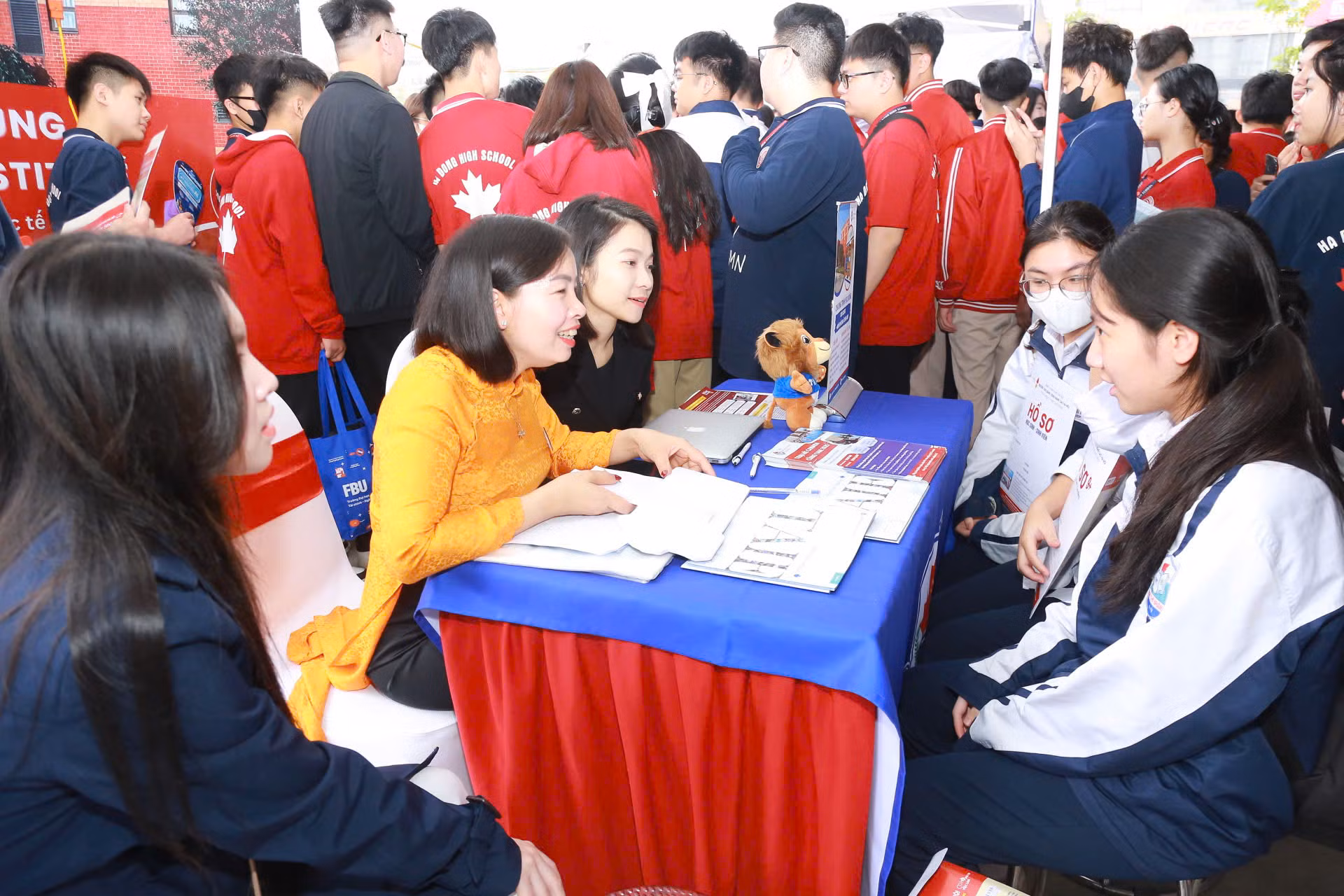 Khu vực tư vấn tuyển sinh tại chỗ của đại diện các trường đại học, cao đẳng giới thiệu cụ thể về chương trình đào tạo, học phí, chỉ tiêu và các chính sách hỗ trợ sinh viên. Khu vực tư vấn tuyển sinh tại chỗ của đại diện các trường đại học, cao đẳng giới thiệu cụ thể về chương trình đào tạo, học phí, chỉ tiêu và các chính sách hỗ trợ sinh viên.