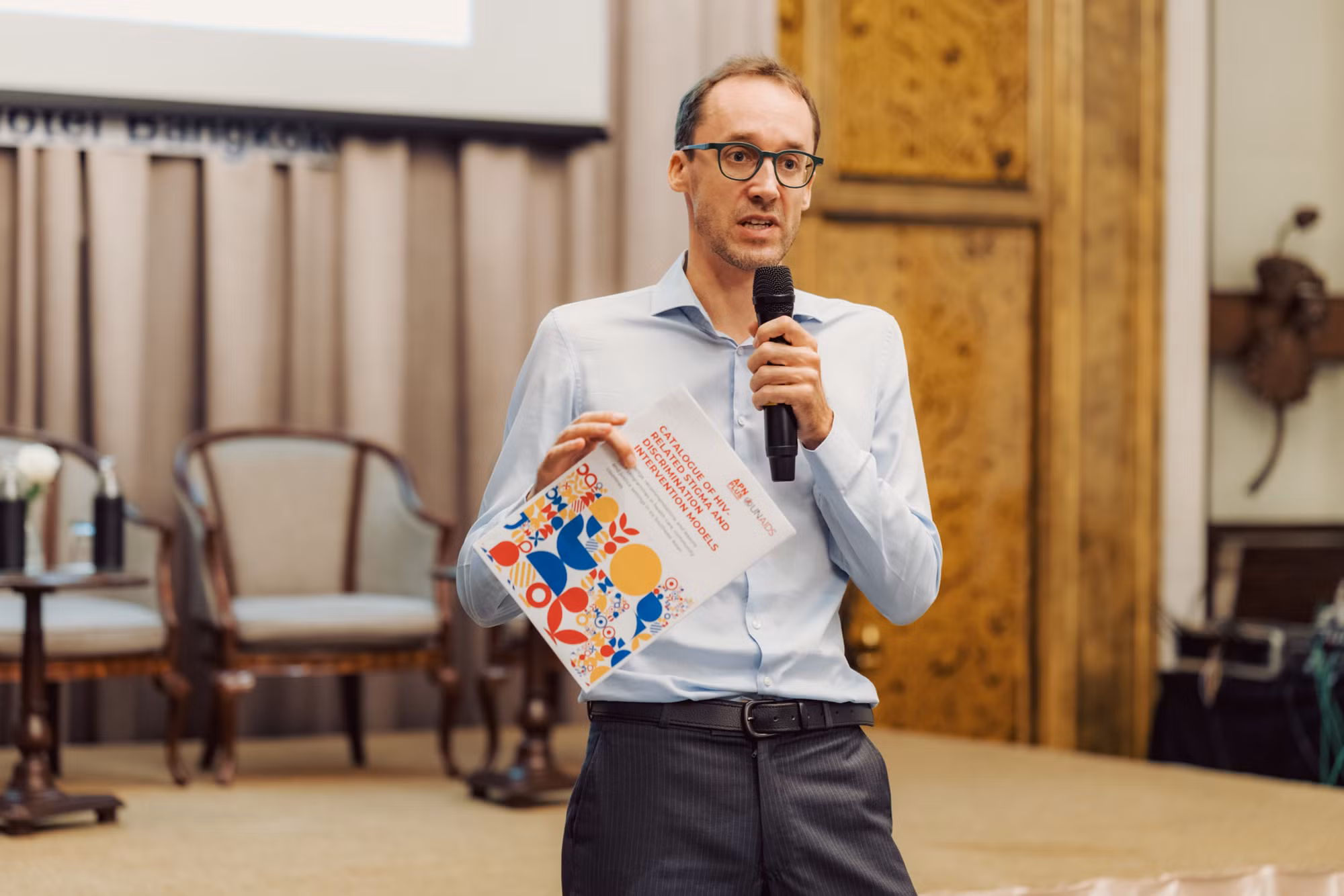 Ông Quinten Lataire, Quyền Giám đốc Quốc gia, UNAIDS Việt Nam nhấn mạnh, môi trường chính sách và pháp lý càng thuận lợi thì hoạt động can thiệp phòng chống HIV sẽ càng hiệu quả hơn. Ông Quinten Lataire, Quyền Giám đốc Quốc gia, UNAIDS Việt Nam nhấn mạnh, môi trường chính sách và pháp lý càng thuận lợi thì hoạt động can thiệp phòng chống HIV sẽ càng hiệu quả hơn.