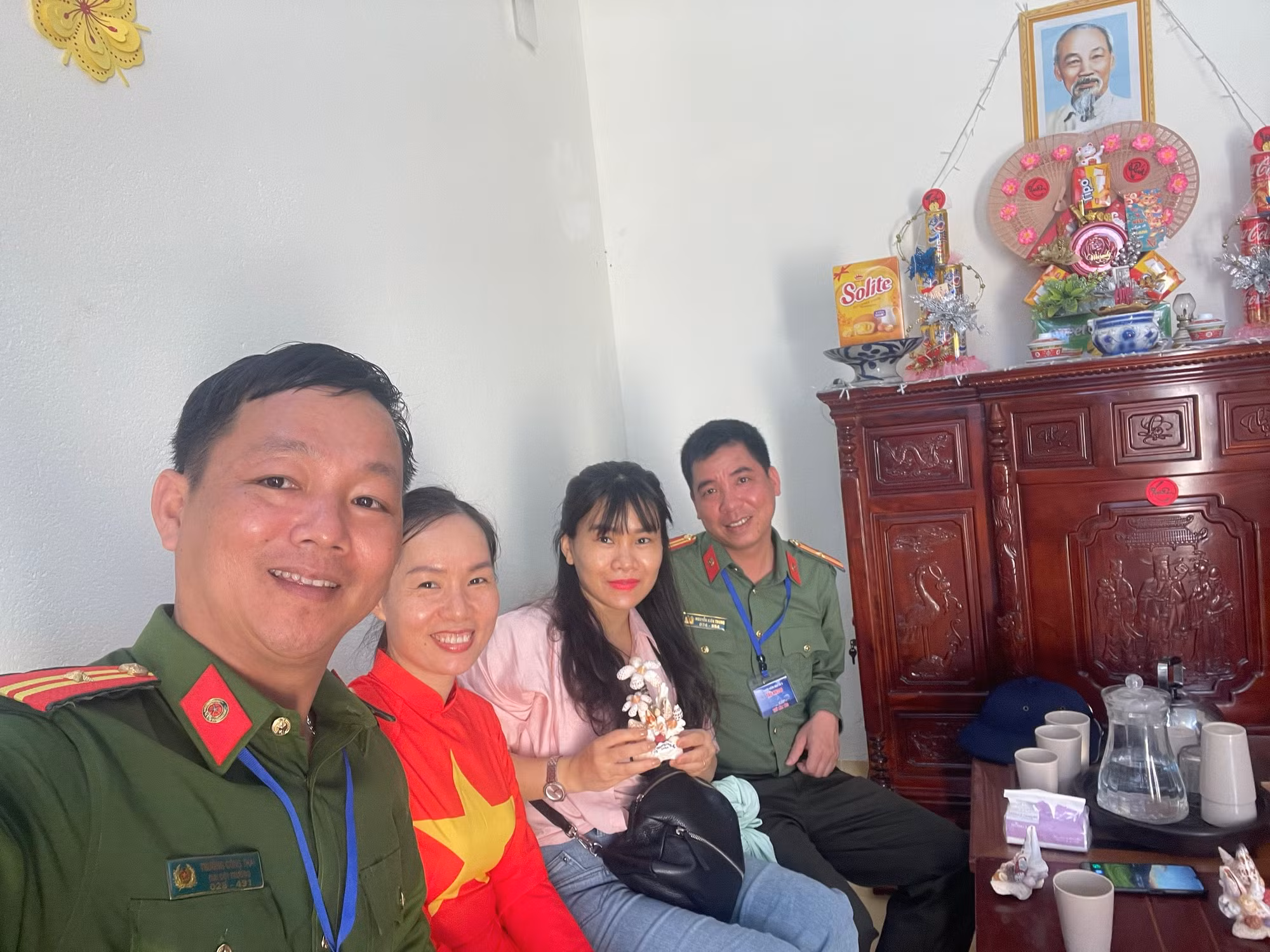 Chị Vi Thu Trang nồng nhiệt đón khách và dành tặng khách quý các món quà do chính tay chị và con gái kết tặng.