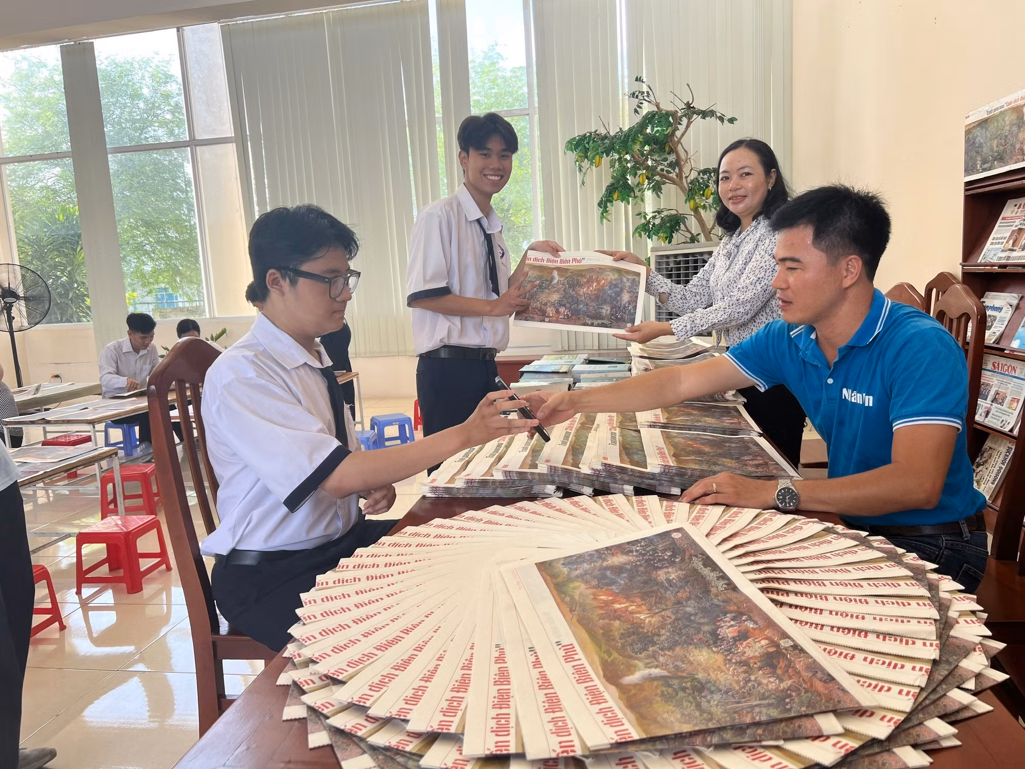 Bạn đọc cung cấp thông tin đã đọc ít nhất 3 tin, bài hoặc tương tác trên các nền tảng của Báo Nhân Dân để được nhận phụ san tranh panorama “Chiến dịch Điện Biên Phủ”.