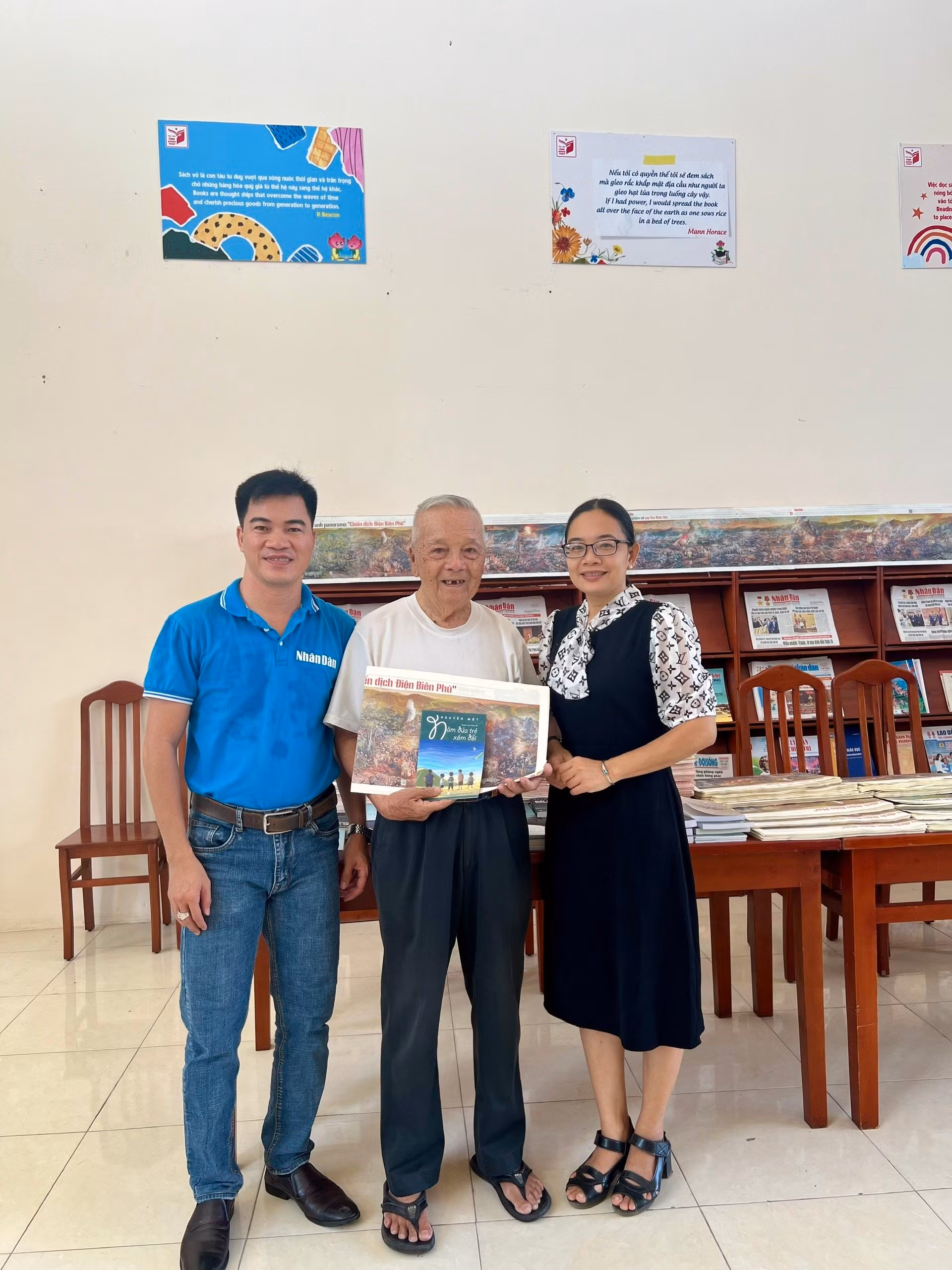 Từ sáng sớm, cụ Nguyễn Văn Tá, 81 tuổi, ngụ khóm Mỹ Hưng, phường 3, thành phố Cao Lãnh, tỉnh Đồng Tháp đã có mặt tại thư viện tỉnh Đồng Tháp để nhận ấn phẩm.