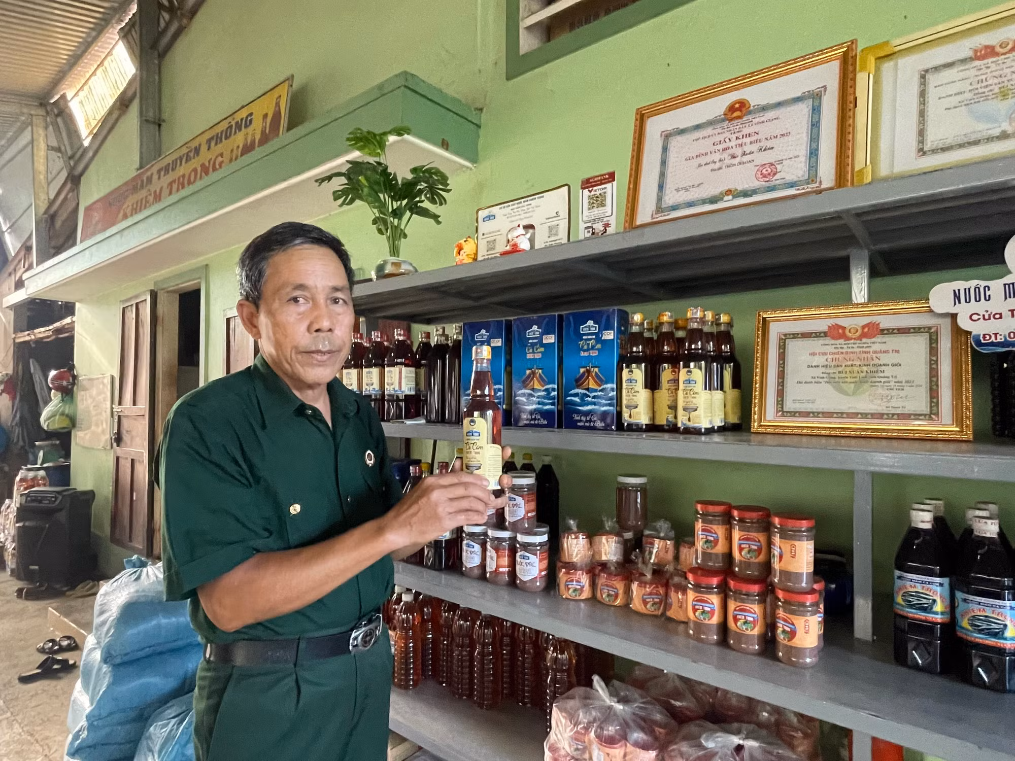 Ông Bùi Xuân Khiêm (thôn Di Loan, xã Vĩnh Giang, huyện Vĩnh Linh, tỉnh Quảng Trị) giữ gìn nước mắm quê hương.