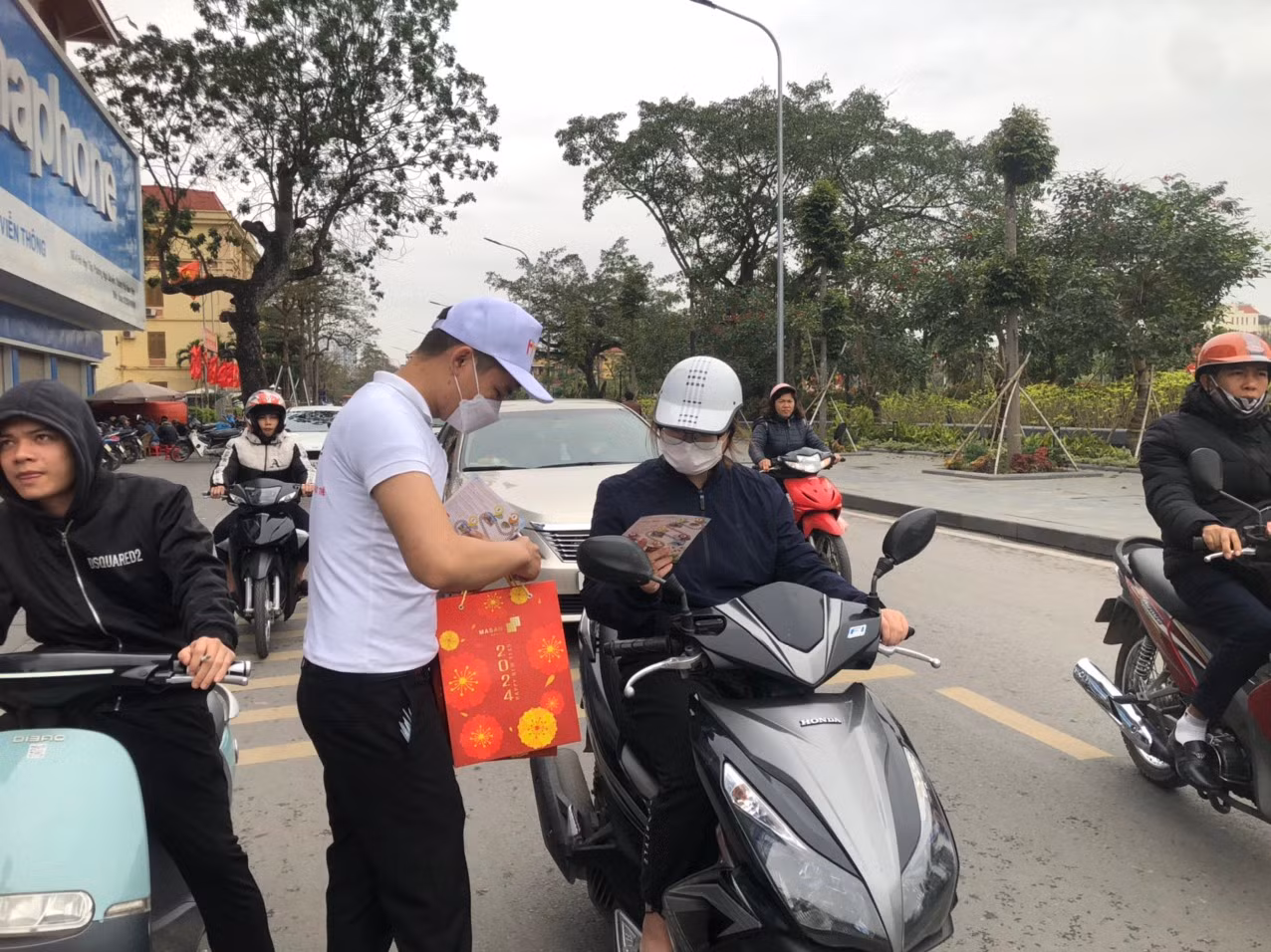 Hoạt động thu hút sự quan tâm của rất nhiều người dân địa phương.