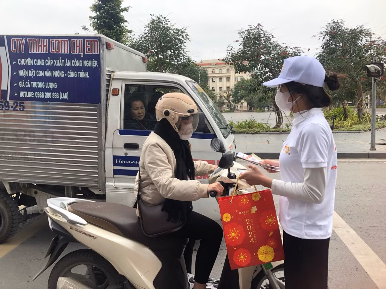 Các bạn trẻ đã đi qua các tuyến đường đi: Đường Trần Thừa, đường Phù Nghĩa, đường Hàn Thuyên, đường Hùng Vương, đường Lê Hồng Phong, đường Trần Phú, đường Trần Hưng Đạo, đường Đại Lộ Đông A…. phát tờ rơi quảng bá nội dung chương trình Festival Phở.