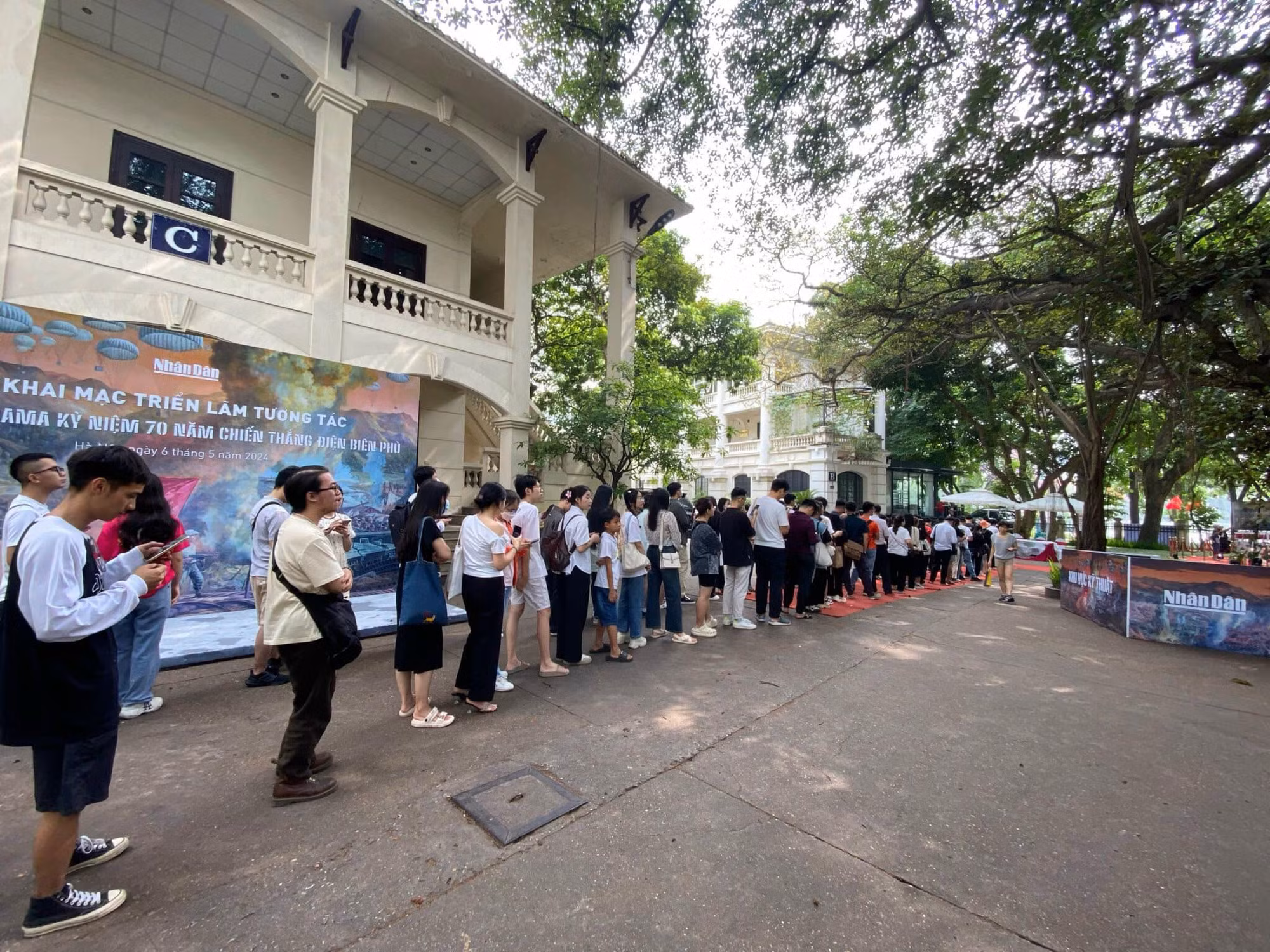 Bạn đọc xếp hàng dài chờ tới lượt sở hữu phụ san panorama.