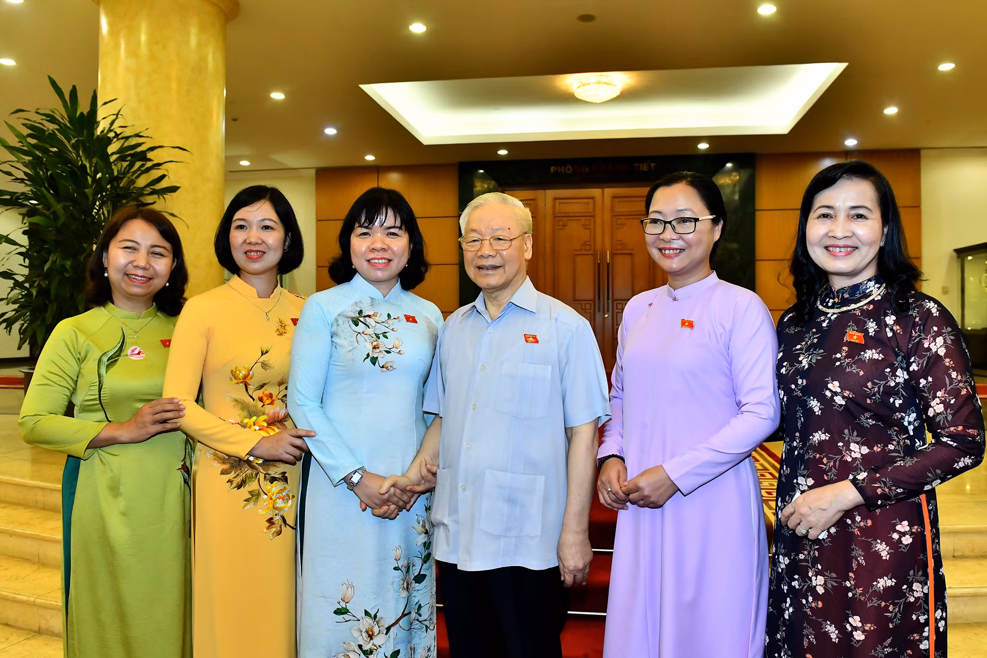 Tổng Bí thư Nguyễn Phú Trọng với các nữ đại biểu Quốc hội.