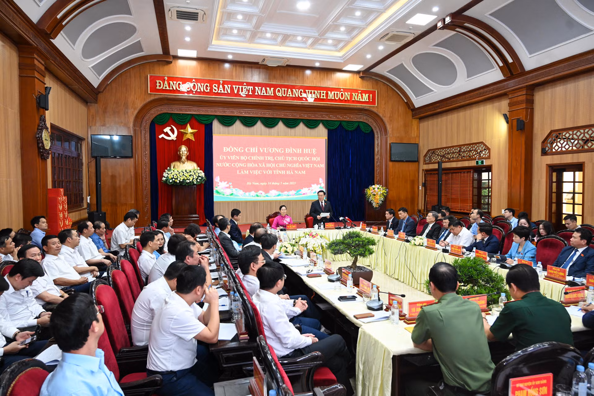 Quang cảnh buổi làm việc tại tỉnh Hà Nam. Quang cảnh buổi làm việc tại tỉnh Hà Nam.