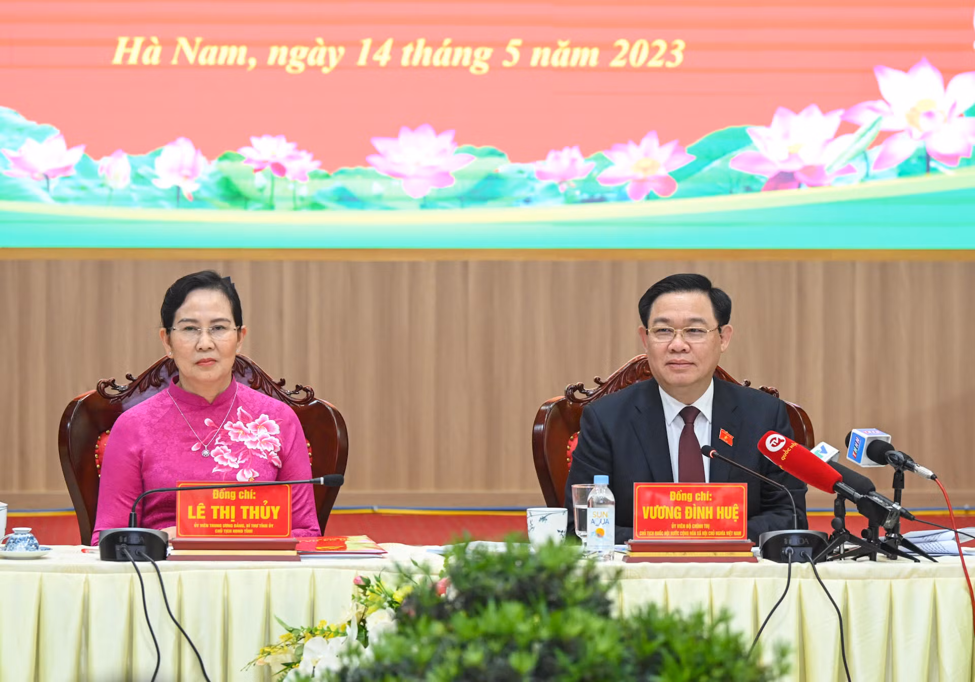 Chủ tịch Quốc hội Vương Đình Huệ và Bí thư Tỉnh ủy Hà Nam Lê Thị Thuỷ chủ trì buổi làm việc. Chủ tịch Quốc hội Vương Đình Huệ và Bí thư Tỉnh ủy Hà Nam Lê Thị Thuỷ chủ trì buổi làm việc.
