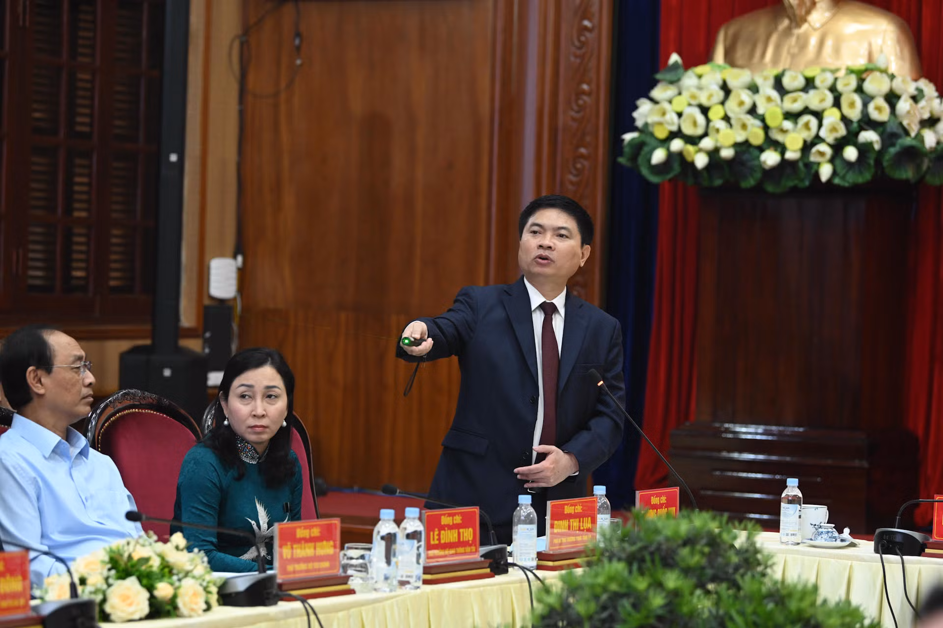 Chủ tịch UBND tỉnh Hà Nam Trương Quốc Huy phát biểu tại buổi làm việc. Chủ tịch UBND tỉnh Hà Nam Trương Quốc Huy phát biểu tại buổi làm việc.