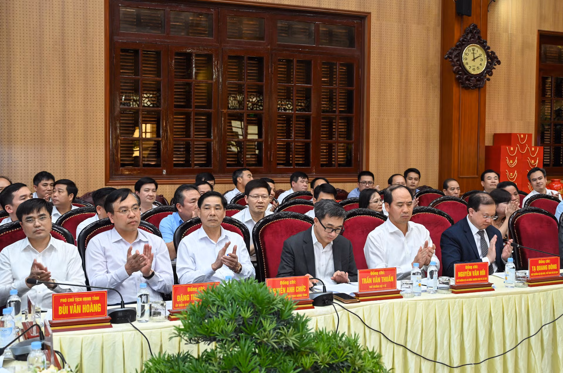 Lãnh đạo các bộ, ngành và tỉnh Hà Nam dự buổi làm việc. Lãnh đạo các bộ, ngành và tỉnh Hà Nam dự buổi làm việc.