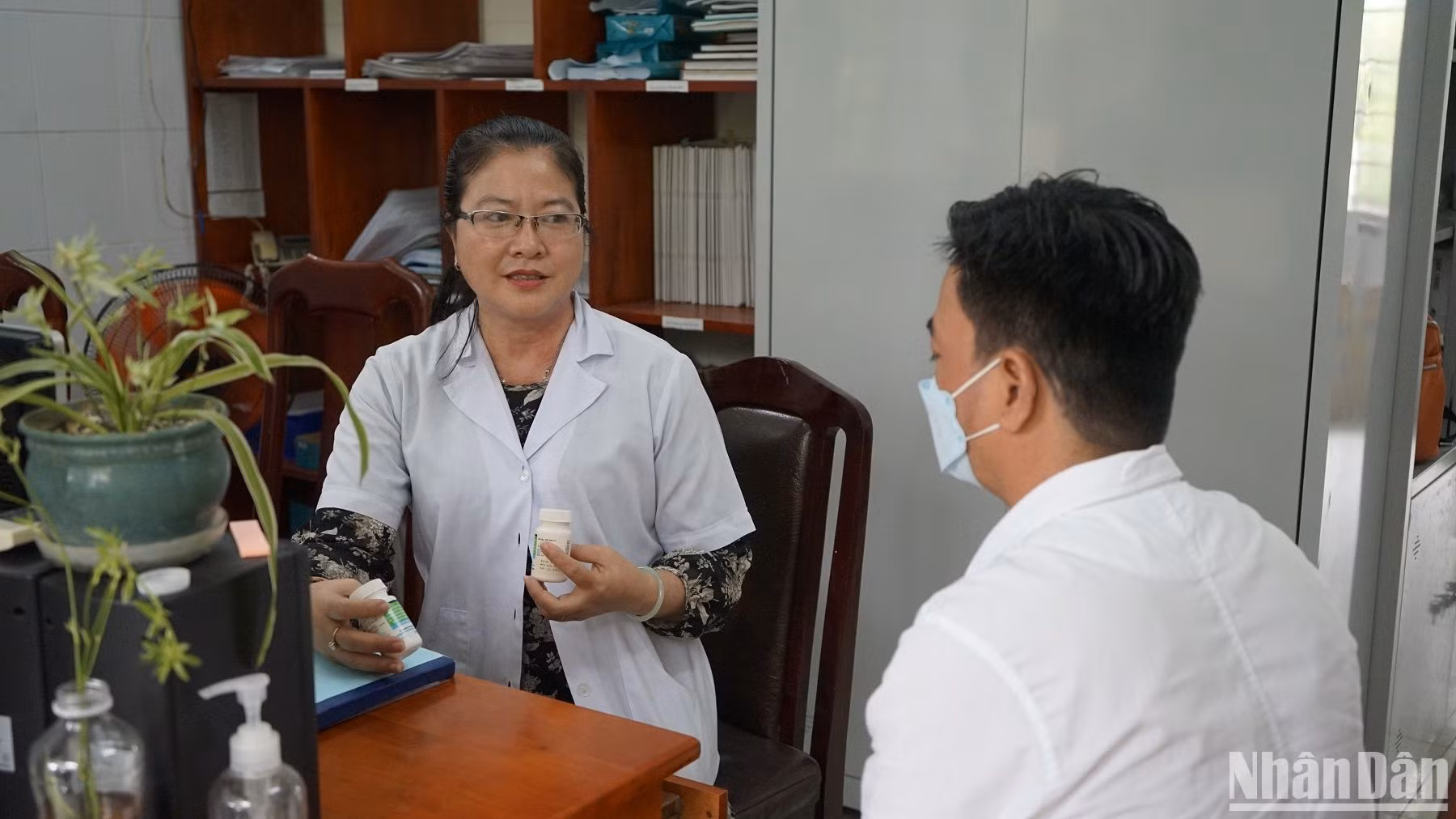Bác sĩ tư vấn cách sử dụng thuốc cho người bệnh.