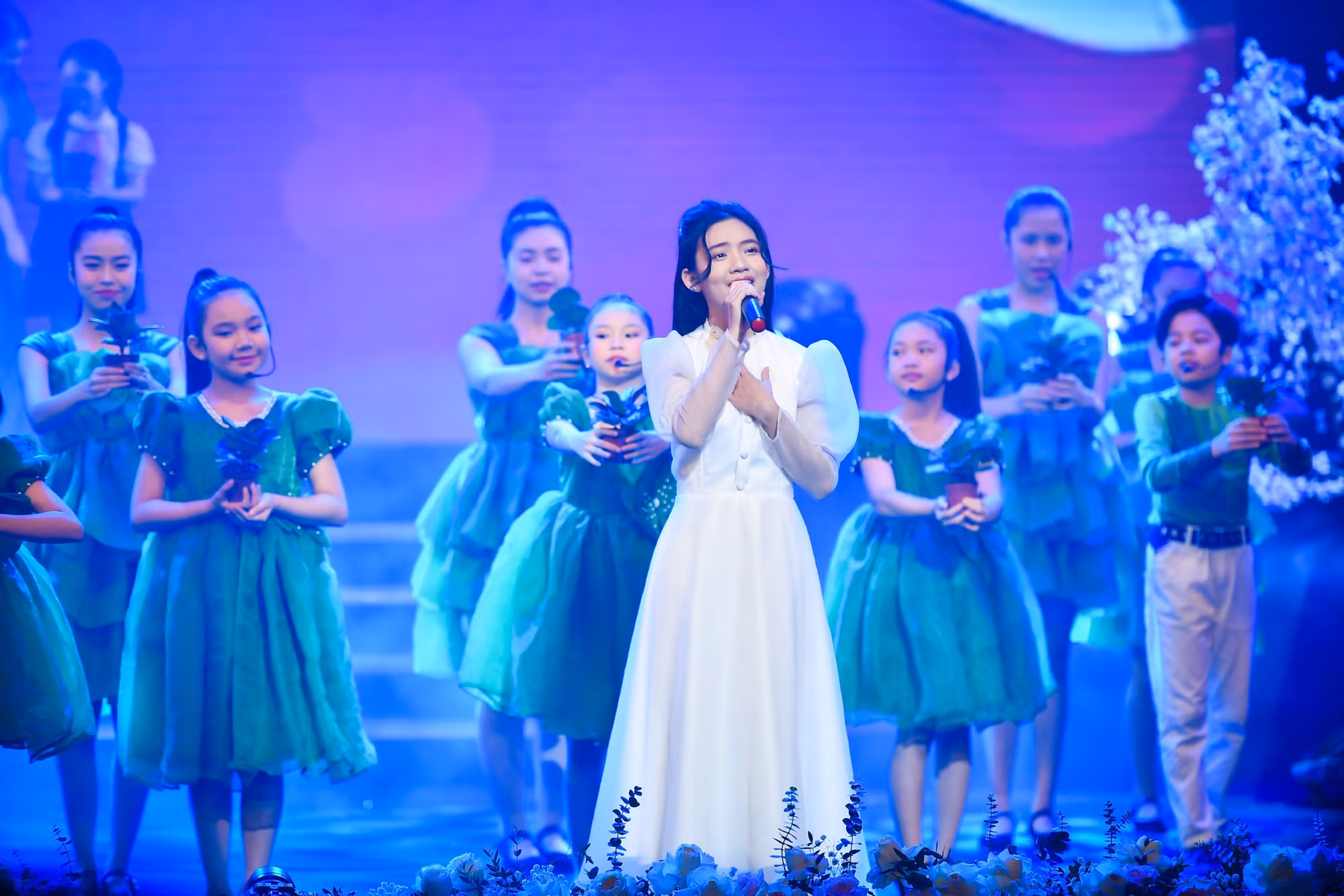 Nghệ sĩ Uyên Chi trình diễn ca khúc "Người gieo mầm xanh". Nghệ sĩ Uyên Chi trình diễn ca khúc "Người gieo mầm xanh".