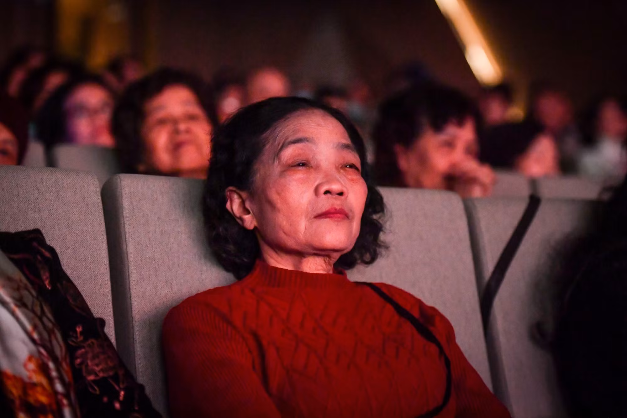 Khán giả xúc động nghẹn ngào khi được xem hoạt cảnh múa. Khán giả xúc động nghẹn ngào khi được xem hoạt cảnh múa.