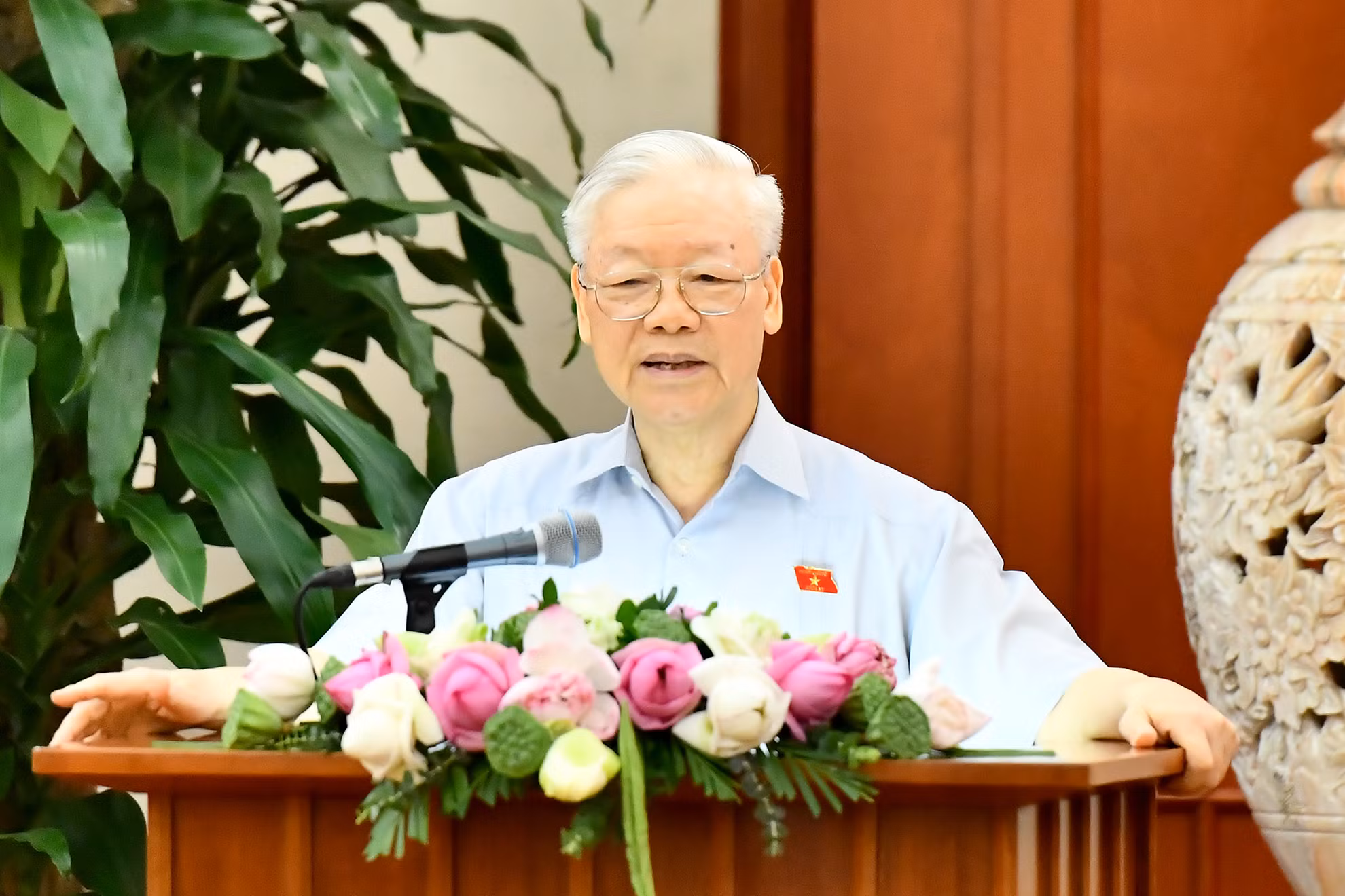 Tổng Bí thư Nguyễn Phú Trọng nói chuyện với nữ đại biểu Quốc hội Việt Nam.