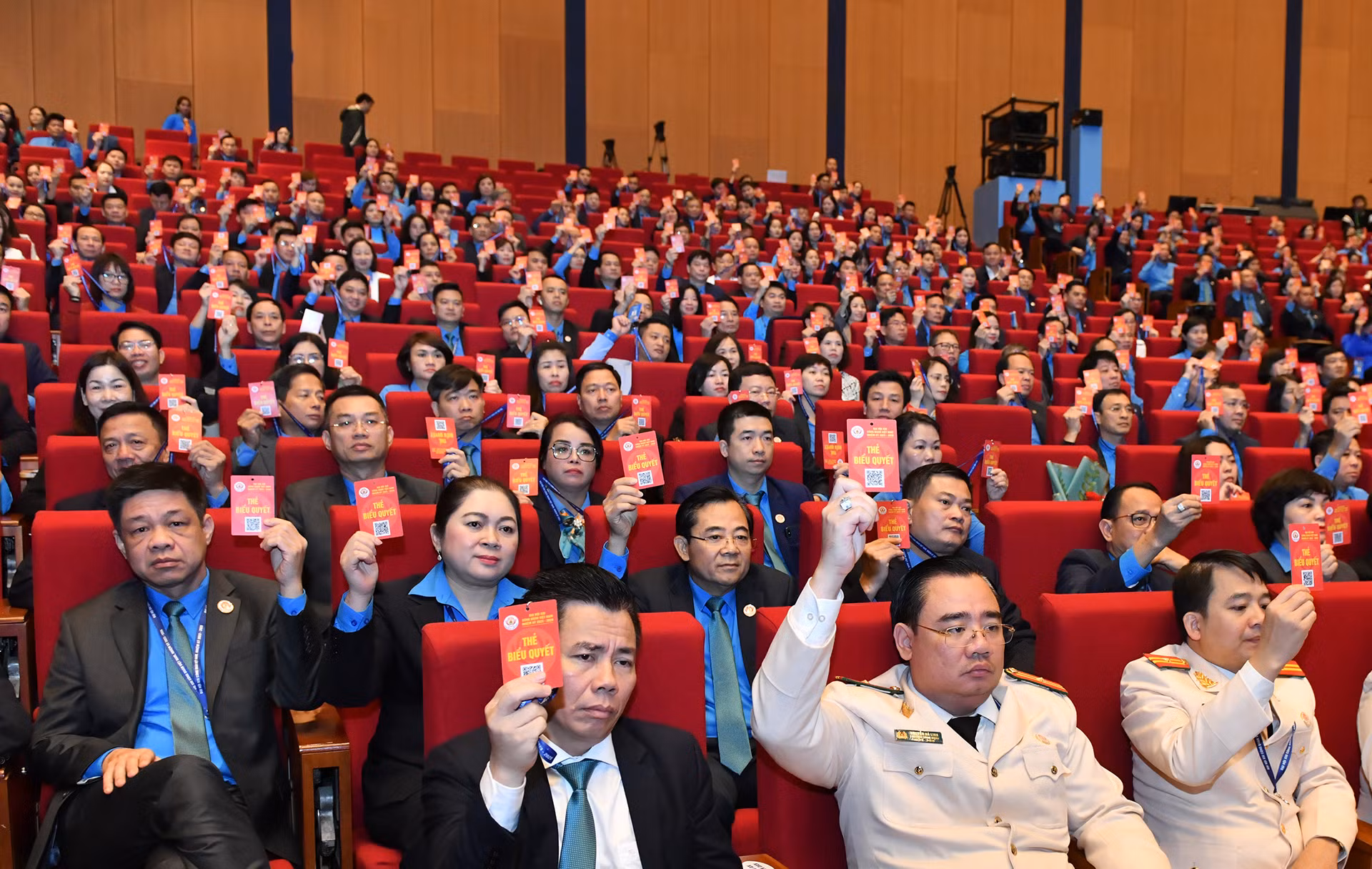 Các đại biểu biểu quyết thông qua dự thảo Nghị quyết Đại hội XIII Công đoàn Việt Nam.