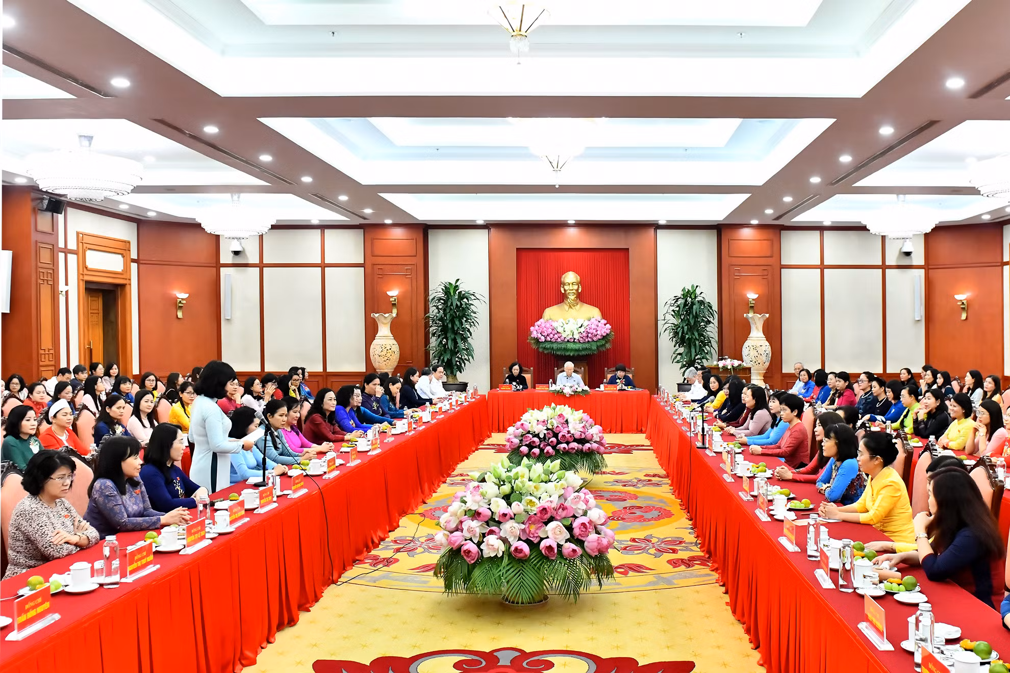 Quang cảnh buổi gặp mặt Nhóm nữ đại biểu Quốc hội Việt Nam khóa XV tại Trụ sở Trung ương Đảng.