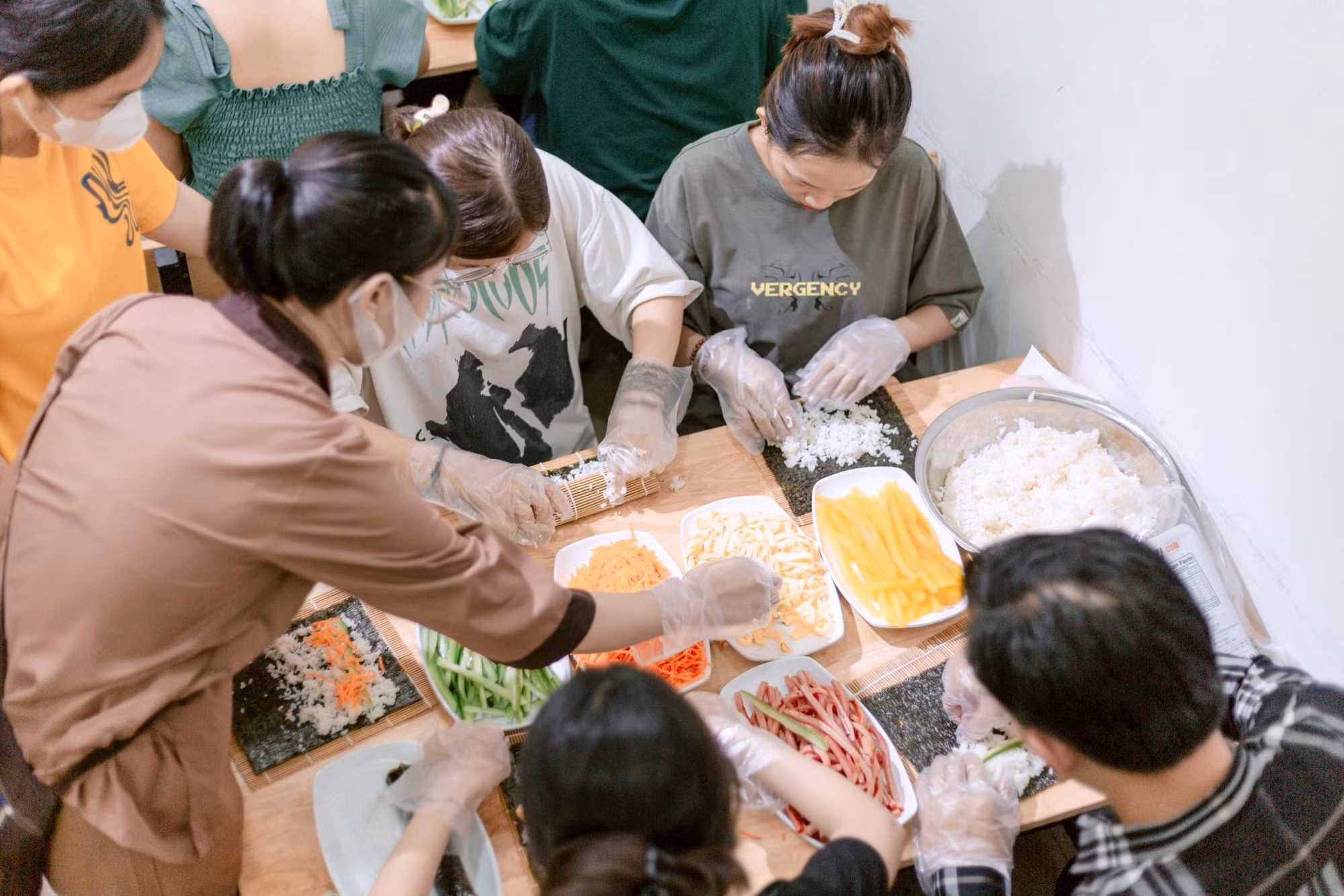 Cuộn cơm Kimbap phát từ thiện cho người lao động có hoàn cảnh khó khăn.