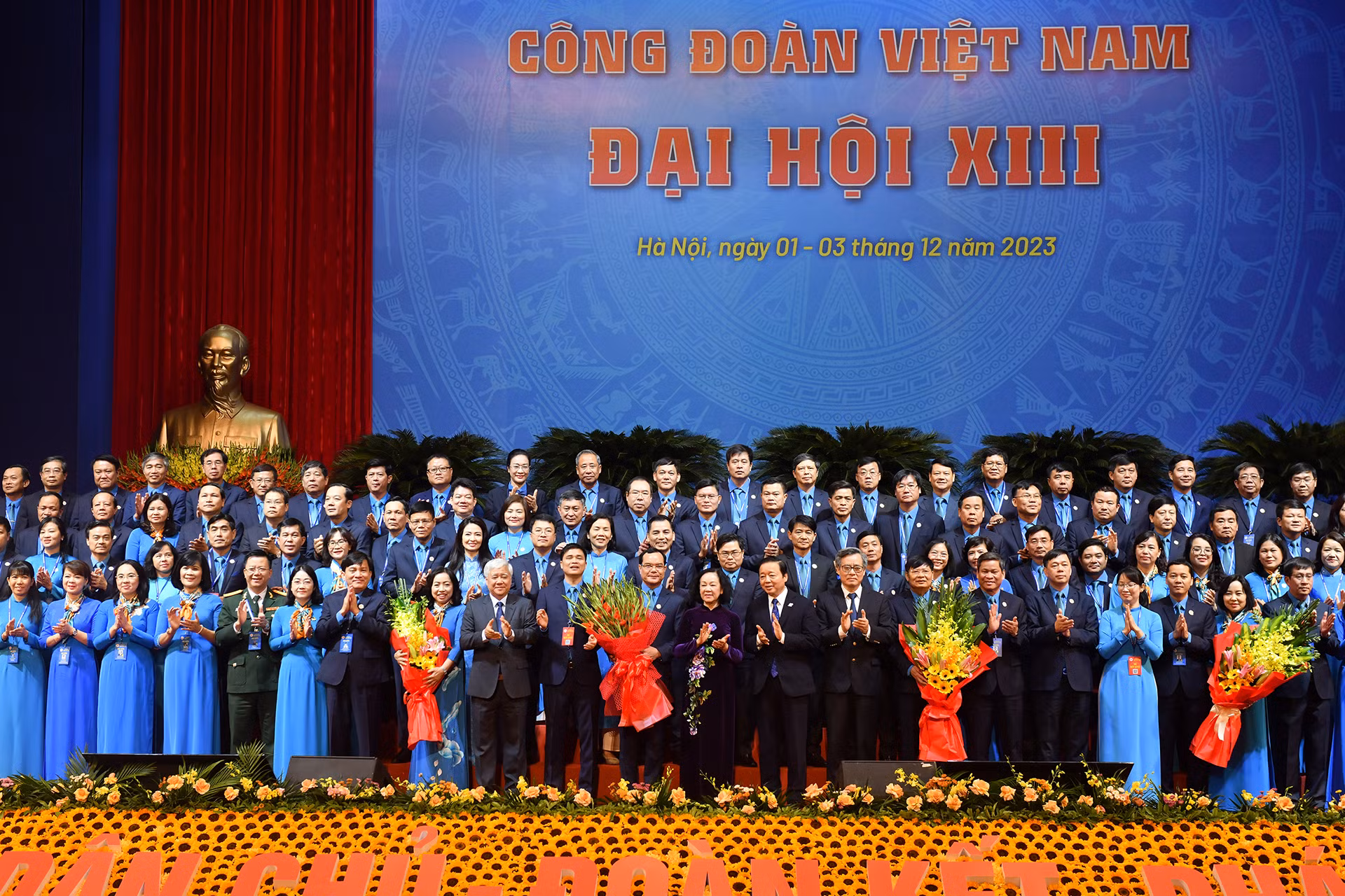 Thường trực Ban Bí thư Trương Thị Mai, Chủ tịch Trung ương MTTQ Việt Nam Đỗ Văn Chiến và Phó Thủ tướng Trần Hồng Hà chúc mừng thành công đại hội.
