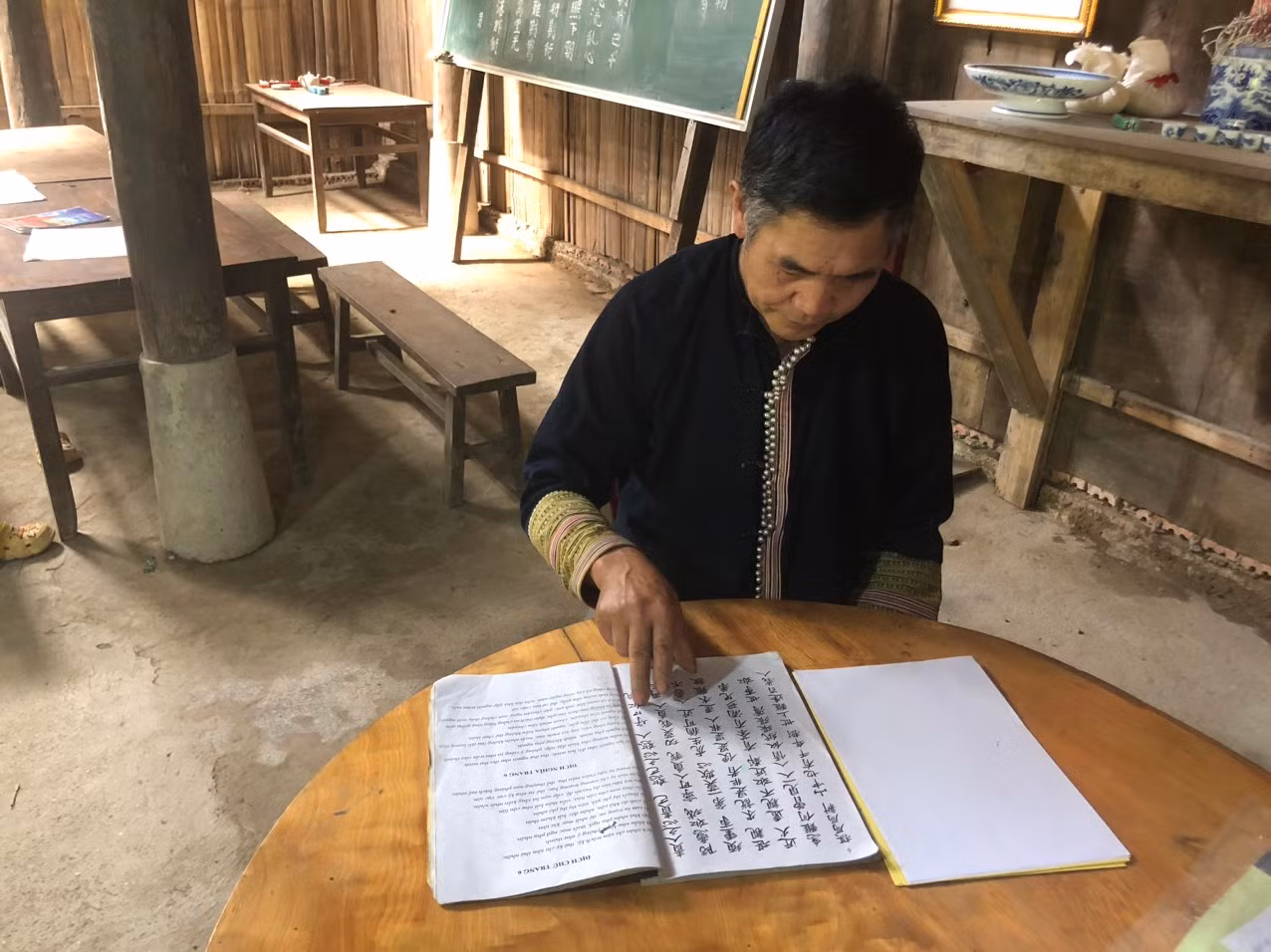 Ông Siệu miệt mài đi điền dã, sưu tầm các tài liệu.