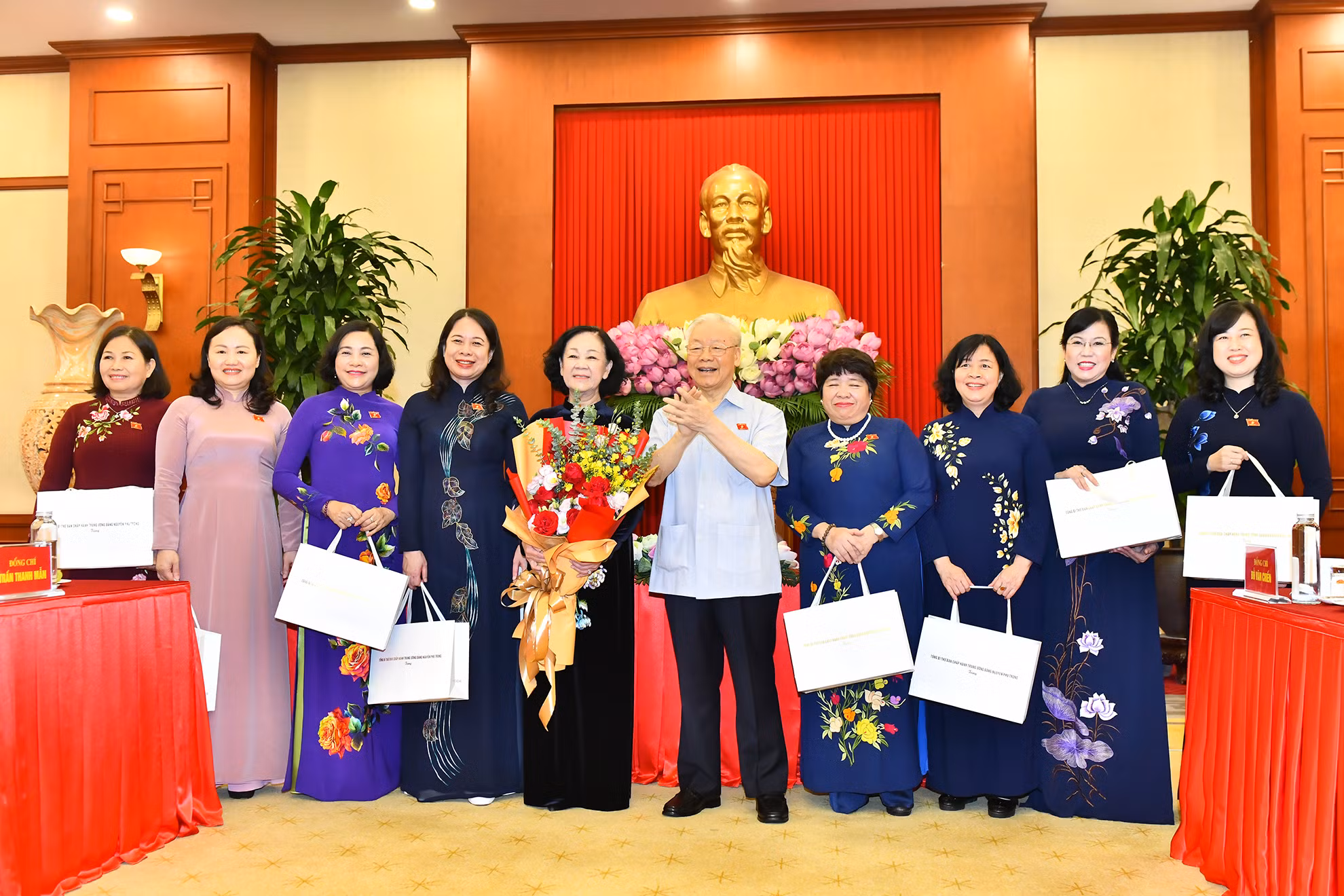Tổng Bí thư Nguyễn Phú Trọng tặng quà cho các nữ đại biểu Quốc hội.