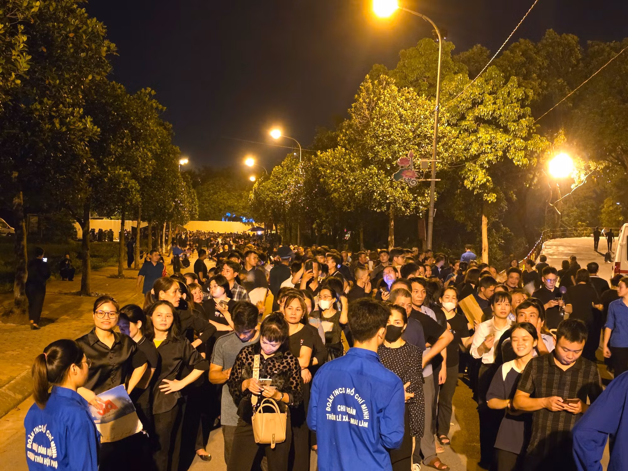 Tới thời điểm 22 giờ 30 phút, đoàn người đợi viếng vẫn kéo dài khoảng 2km từ cổng thôn Lại Đà ra phía cầu vượt Quốc lộ 5 kéo dài.