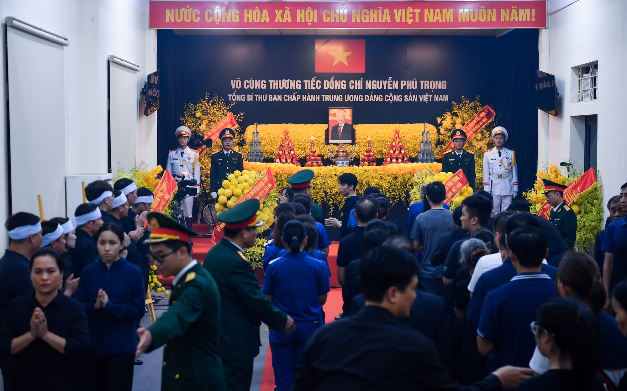 23 giờ ngày 25/7, tại Nhà văn hóa thôn Lại Đà, xã Đông Hội, huyện Đông Anh, thành phố Hà Nội vẫn rất đông người chờ được vào viếng.