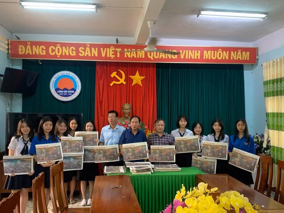 Phú Yên trao ấn phẩm cho các cháu học sinh.