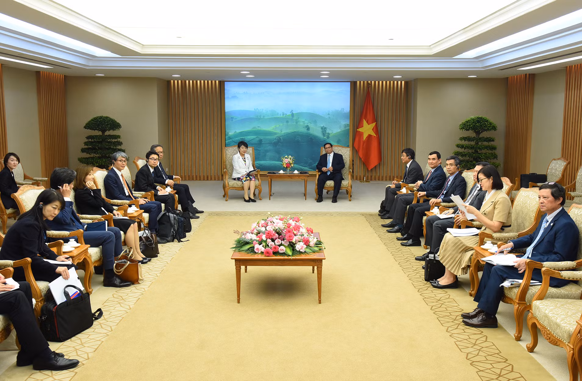 Thủ tướng Phạm Minh Chính tiếp Bộ trưởng Ngoại giao Nhật Bản Kamikawa Yoko và các thành viên đi cùng đoàn.