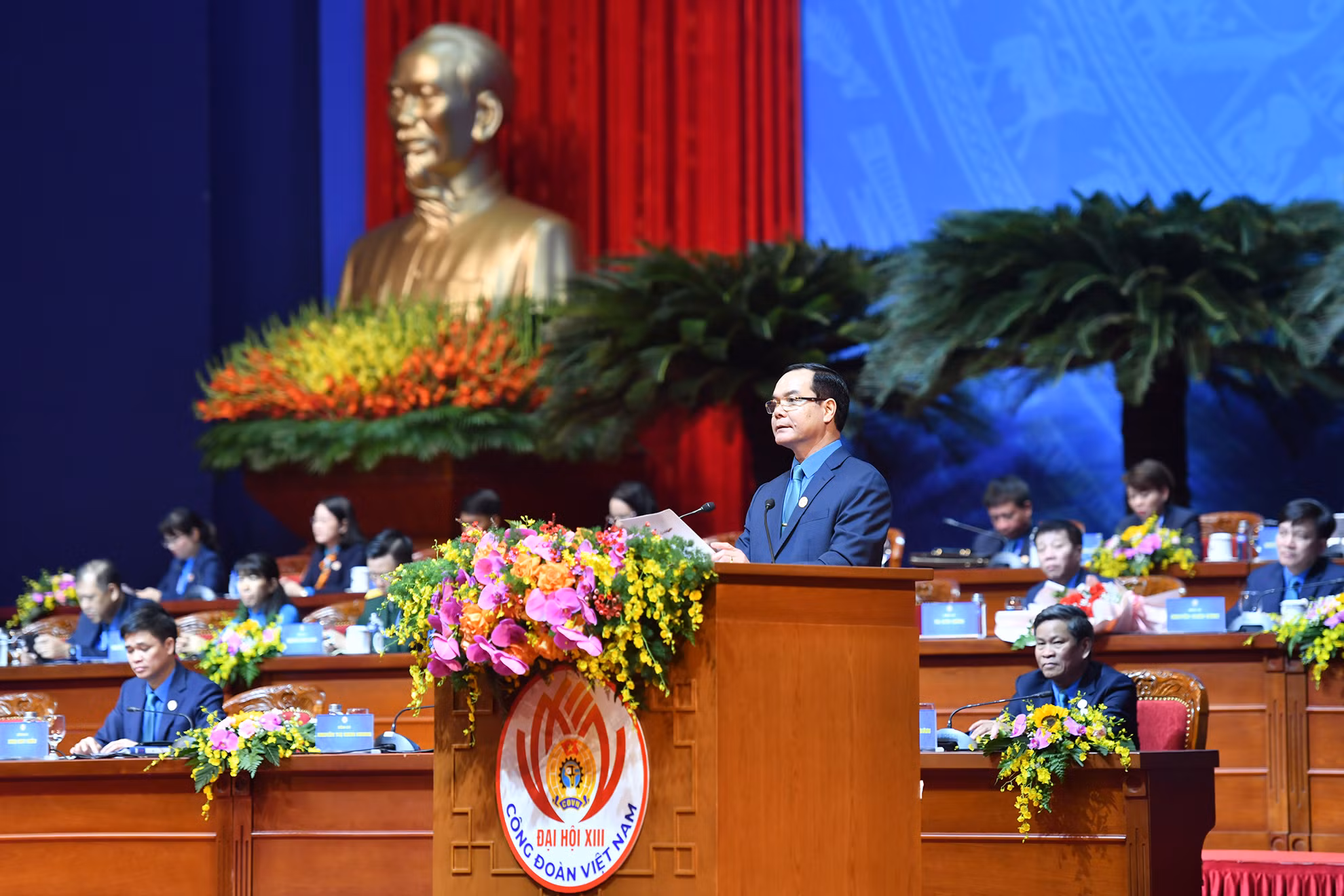 Đồng chí Nguyễn Đình Khang, Ủy viên Trung ương Đảng, Chủ tịch Tổng Liên đoàn Lao động Việt Nam nhiệm kỳ 2023-2028 phát biểu tại đại hội.