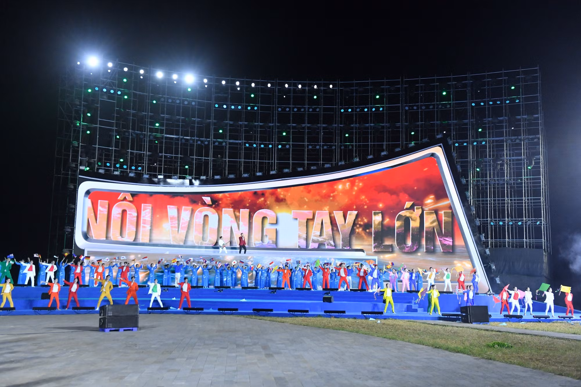 Bản mash up "Một thế giới - Heal the world" (sáng tác: Hà Okio - Micheal Jackson) do Đông Hùng, Nguyễn Duyên Quỳnh, Tốp nam nữ học sinh QT, đoàn múa HT và ban nhạc trình diễn gửi tới thông điệp thế giới chúng ta đang sống là một và tất cả chúng ta sẽ là một thể thống nhất nếu cùng với nhau chung niềm tin vào giá trị bất biến của hòa bình, hãy cộng hưởng và lan tỏa sức mạnh của tinh thần đoàn kết cùng hướng tới việc khởi sinh những mầm hi vọng gieo vào tương lai cuộc sống thanh bình, yên vui và liên tục phát triển những giá trị tích cực. Bản mash up "Một thế giới - Heal the world" (sáng tác: Hà Okio - Micheal Jackson) do Đông Hùng, Nguyễn Duyên Quỳnh, Tốp nam nữ học sinh QT, đoàn múa HT và ban nhạc trình diễn gửi tới thông điệp thế giới chúng ta đang sống là một và tất cả chúng ta sẽ là một thể thống nhất nếu cùng với nhau chung niềm tin vào giá trị bất biến của hòa bình, hãy cộng hưởng và lan tỏa sức mạnh của tinh thần đoàn kết cùng hướng tới việc khởi sinh những mầm hi vọng gieo vào tương lai cuộc sống thanh bình, yên vui và liên tục phát triển những giá trị tích cực.
