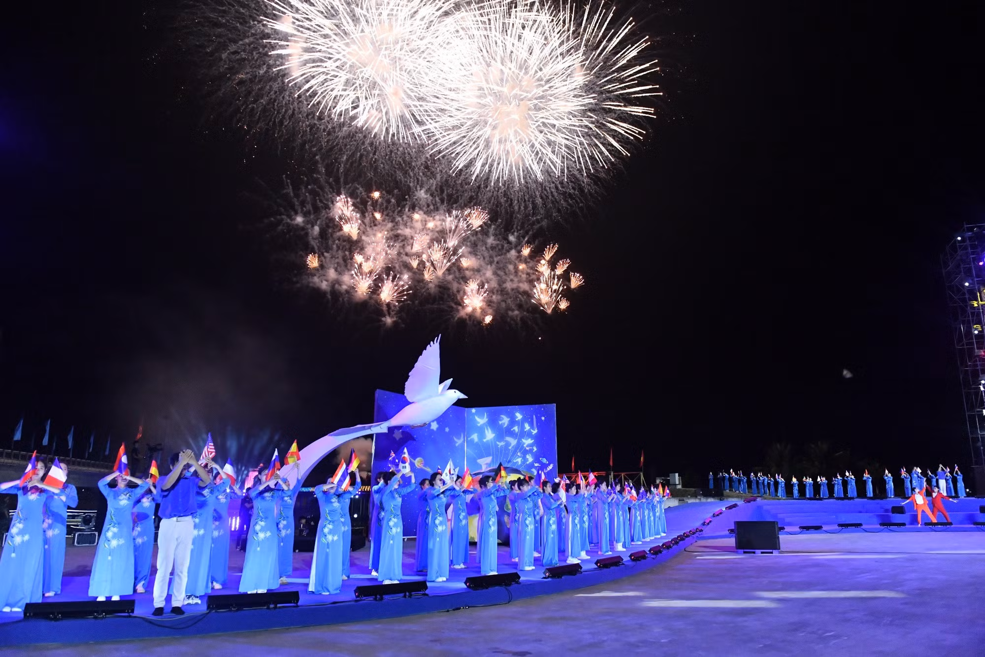 Ca sĩ Đông Hùng, tốp học sinh QT, đoàn múa HT và ban nhạc trình diễn ca khúc "Nối vòng tay lớn - The great circle of Vietnam" (Sáng tác: Trịnh Công Sơn - Lời dịch tiếng Anh: Richard Fuller) trình diễn kết thúc chương trình trong màn pháo hoa rực rỡ. Ca sĩ Đông Hùng, tốp học sinh QT, đoàn múa HT và ban nhạc trình diễn ca khúc "Nối vòng tay lớn - The great circle of Vietnam" (Sáng tác: Trịnh Công Sơn - Lời dịch tiếng Anh: Richard Fuller) trình diễn kết thúc chương trình trong màn pháo hoa rực rỡ.
