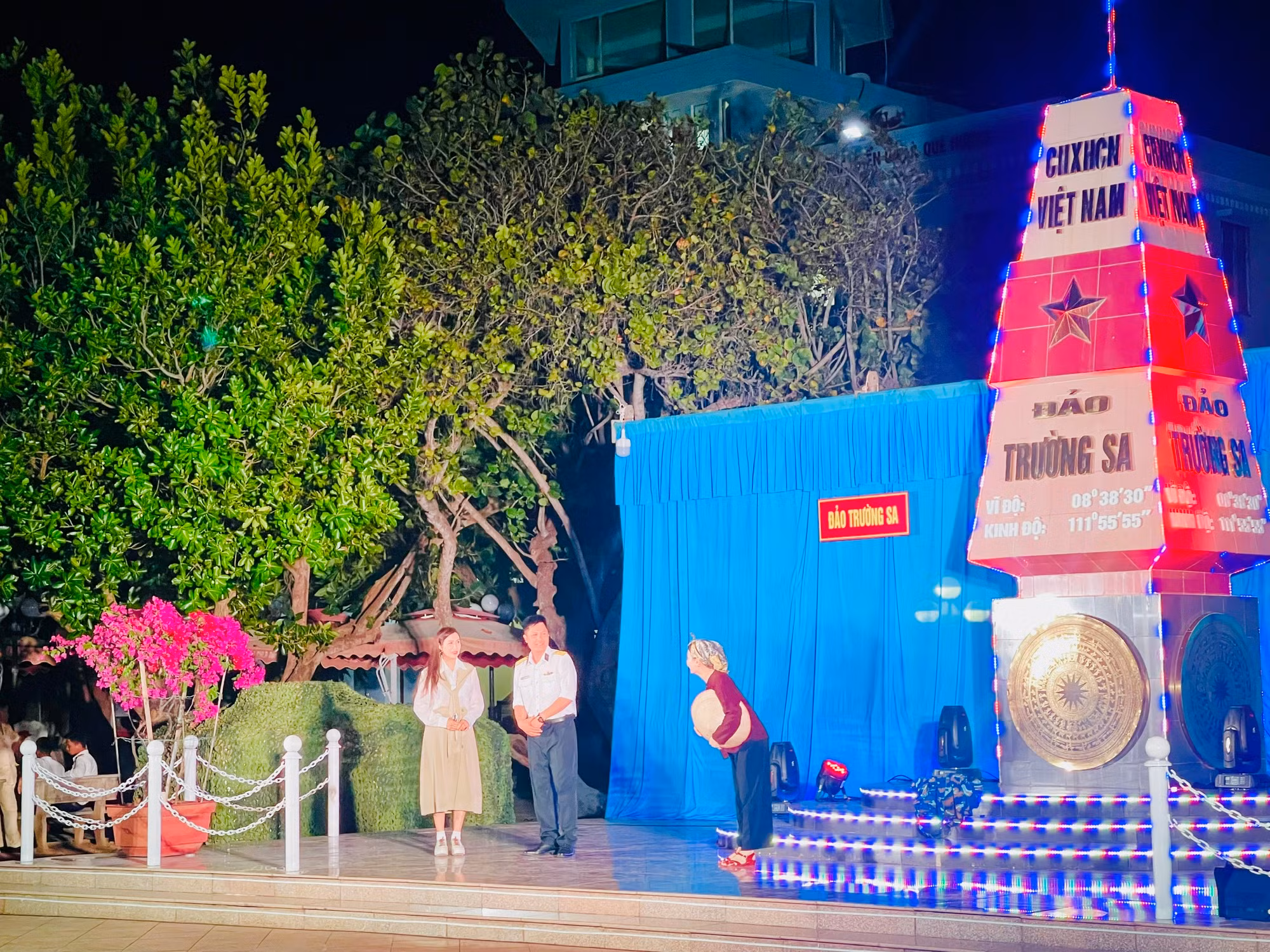 Vở diễn đã mang đến những tiếng cười sảng khoái cho quân, dân trên đảo. Vở diễn đã mang đến những tiếng cười sảng khoái cho quân, dân trên đảo.