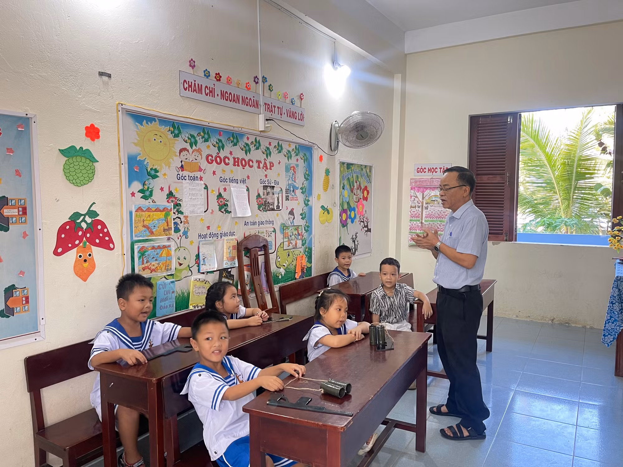 Học sinh mầm non tại đảo Sinh Tồn.