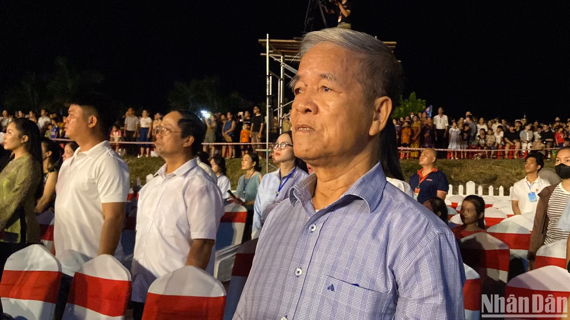 Ông Hoàng Ngọc Dũng xúc động trong lúc làm lễ chào cờ.