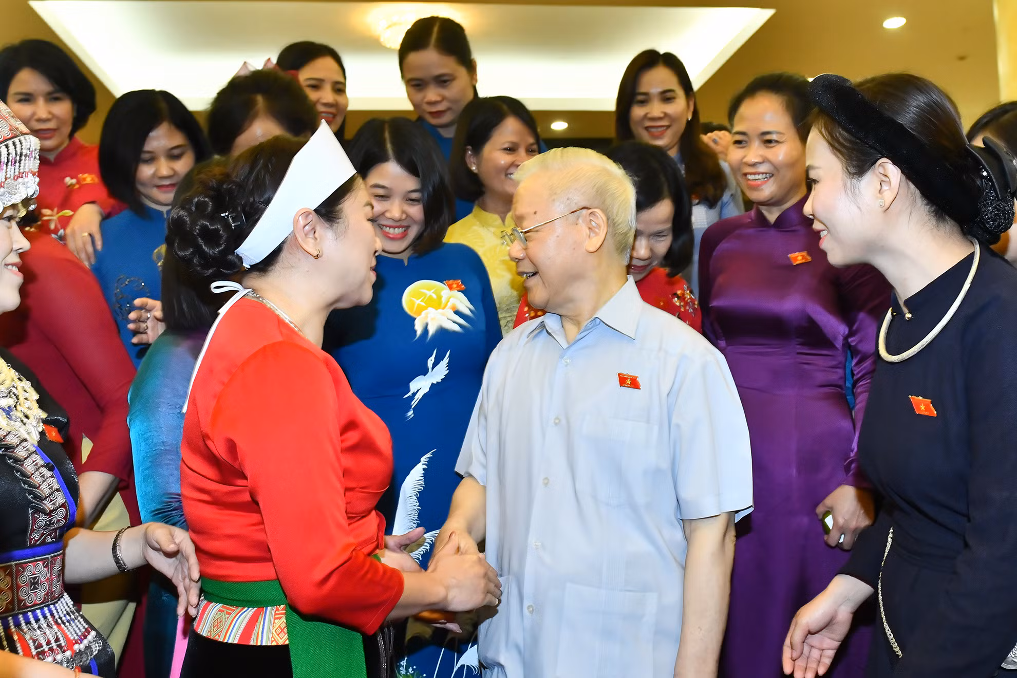 Tổng Bí thư Nguyễn Phú Trọng trò chuyện với các nữ đại biểu Quốc hội.