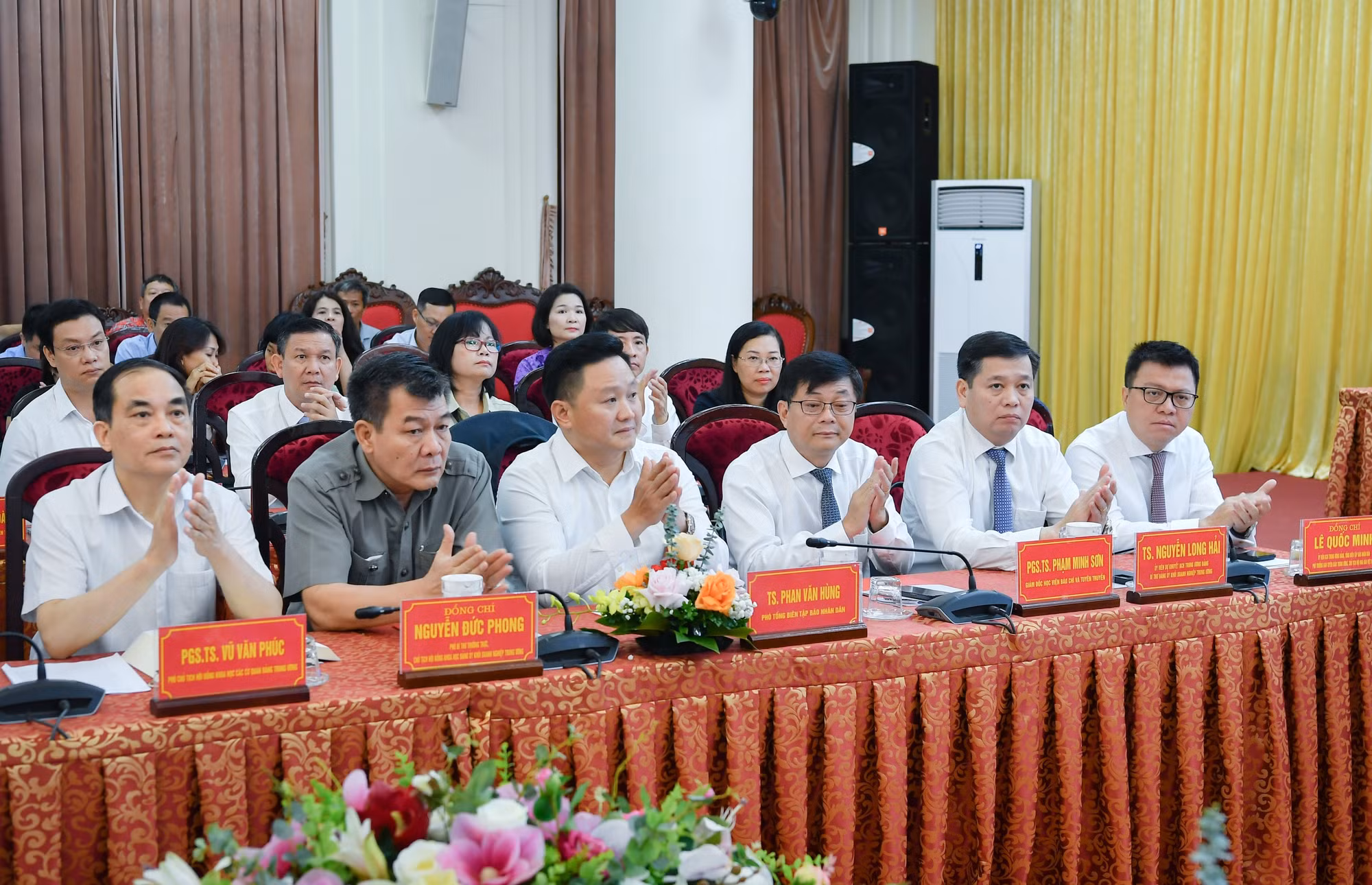 Các đại biểu tham dự hội thảo.