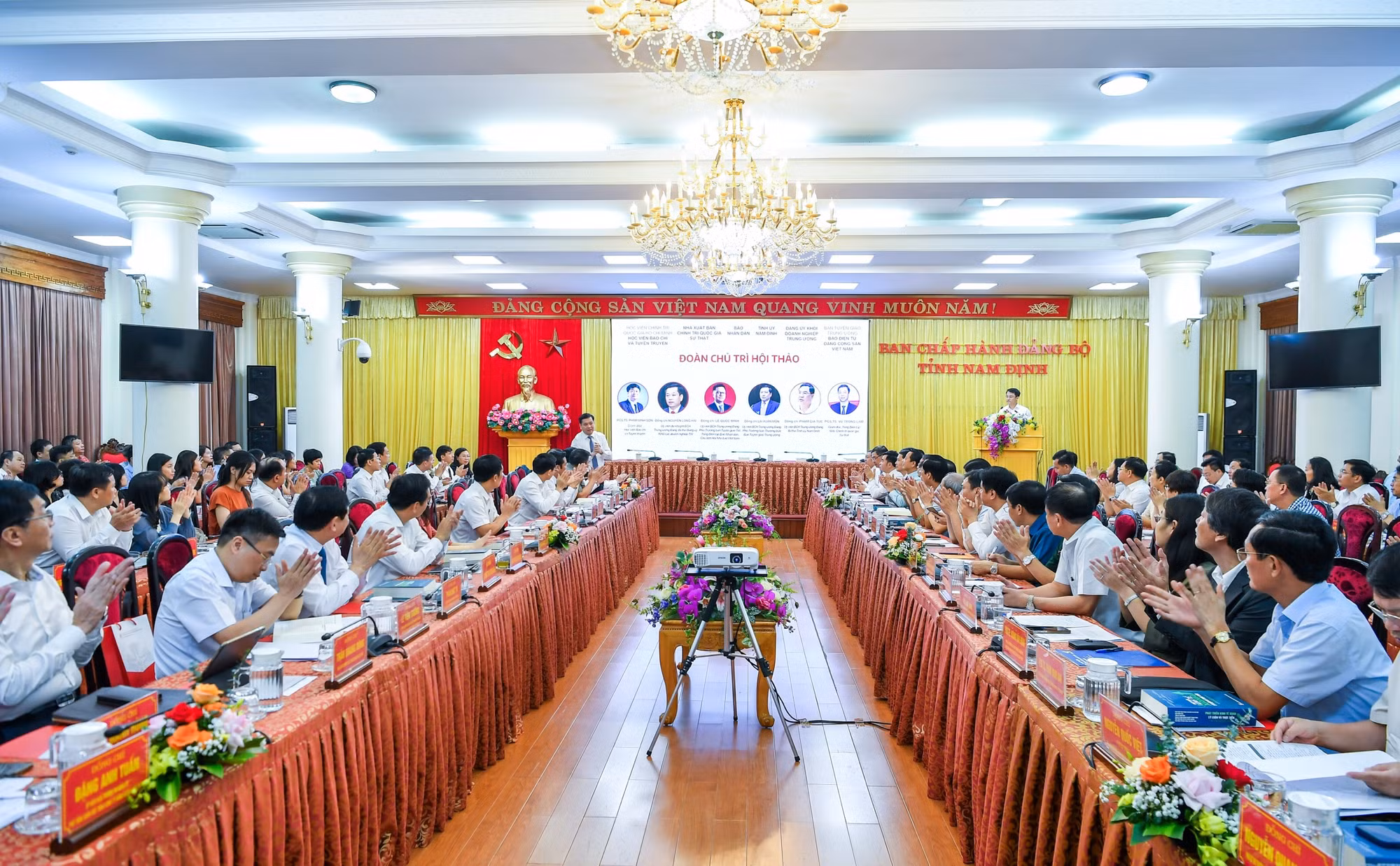 Quang cảnh buổi hội thảo.