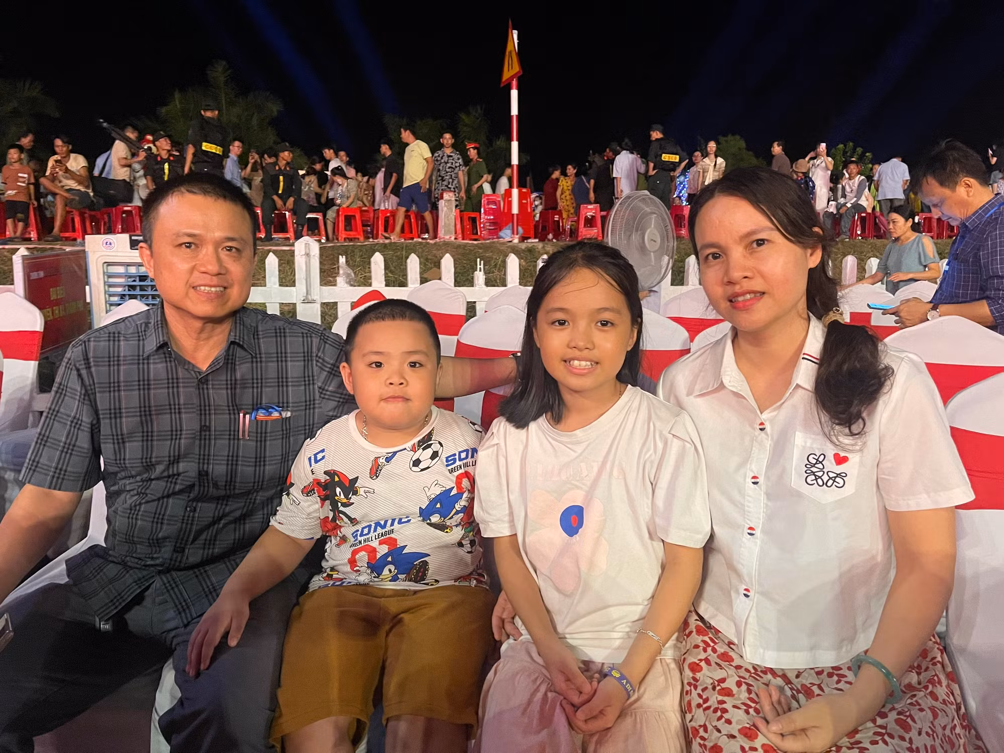 Chị Lê Thị Nguyên (Hồ Xá, Vĩnh Linh, Quảng Trị) cùng gia đình đến xem chương trình.