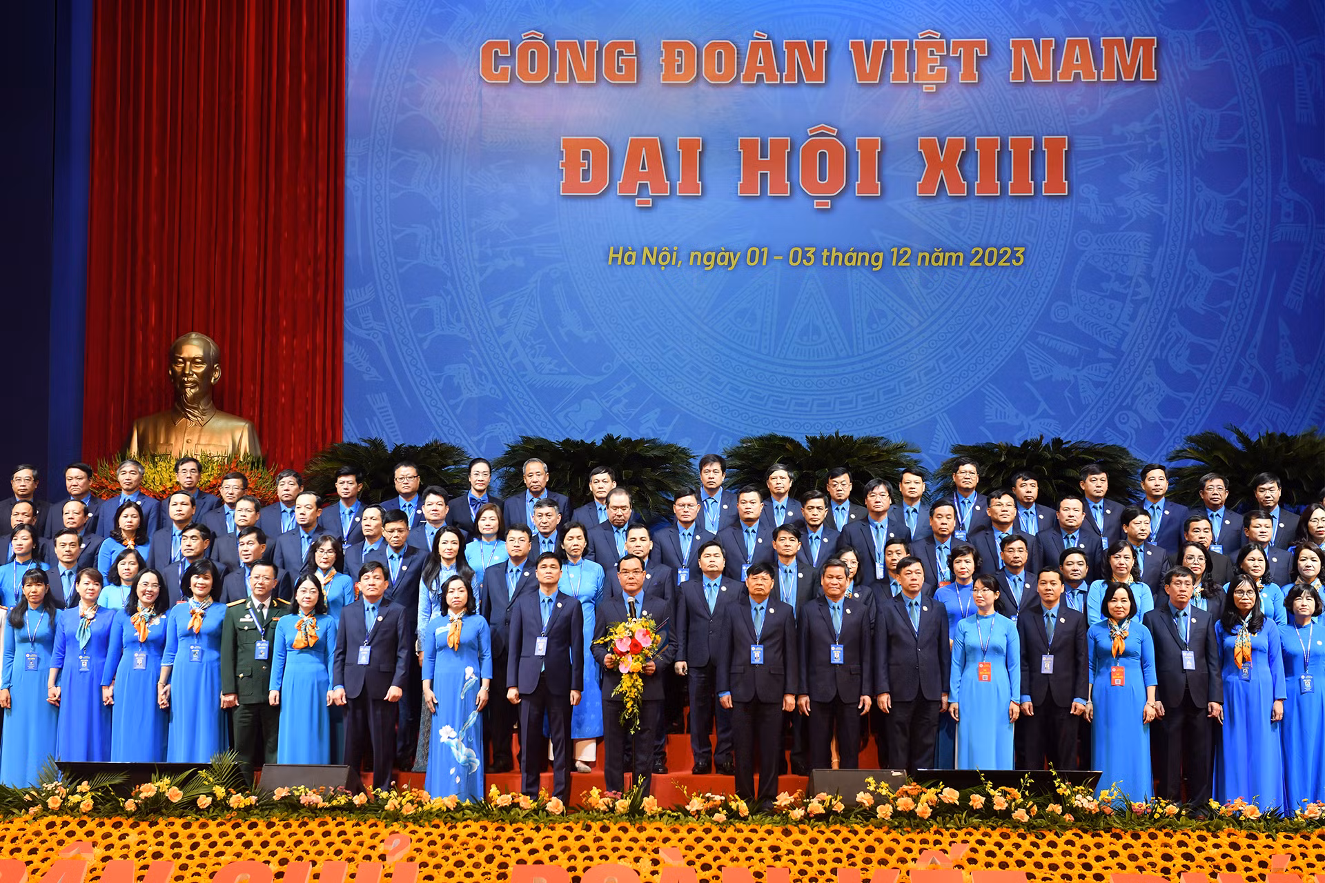 Đồng chí Nguyễn Đình Khang, Ủy viên Trung ương Đảng, Chủ tịch Tổng Liên đoàn Lao động Việt Nam khóa XIII, nhiệm kỳ 2023-2028 phát biểu nhận nhiệm vụ.