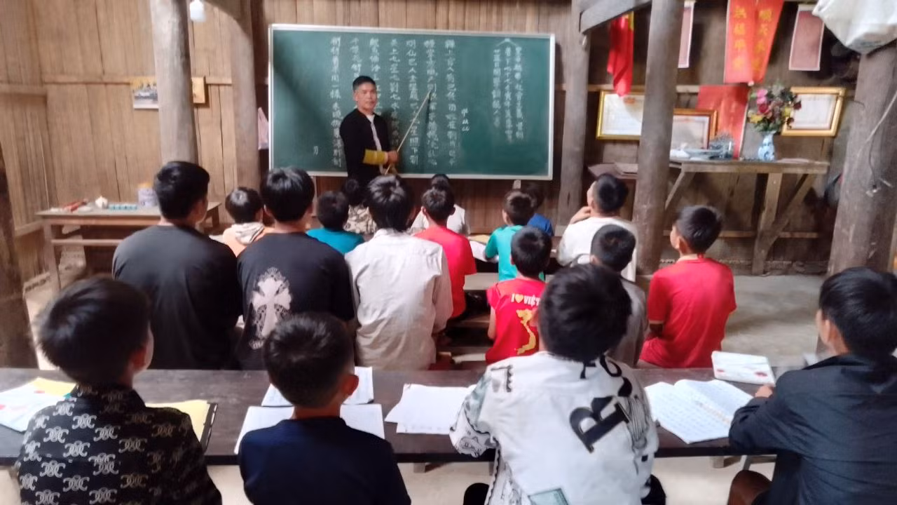 Lớp học của nghệ nhân Tẩn Vần Siệu thu hút nhiều thế hệ trẻ em vùng cao.