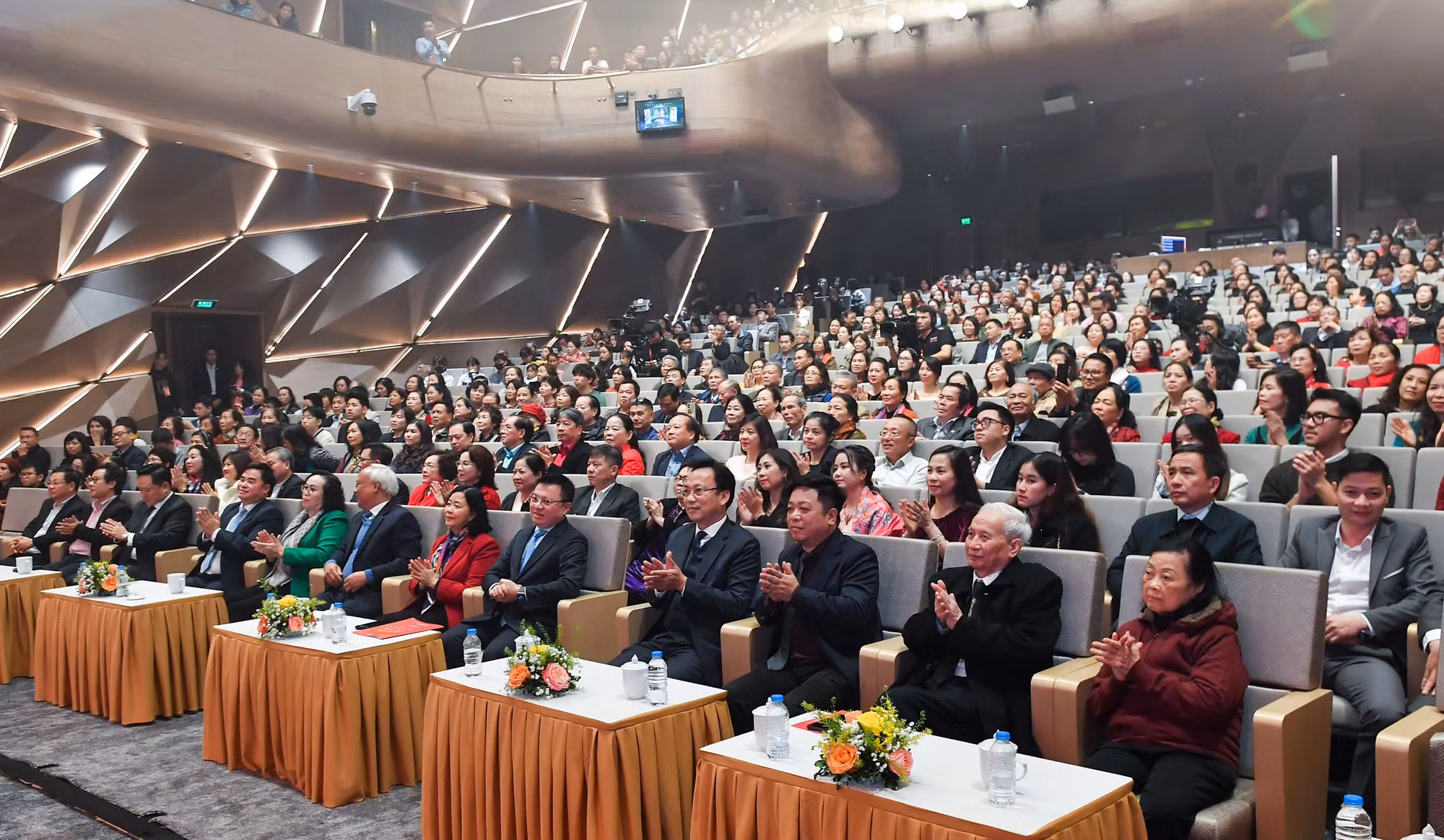 Các vị lãnh đạo và khán giả thưởng thức đêm nhạc. Các vị lãnh đạo và khán giả thưởng thức đêm nhạc.