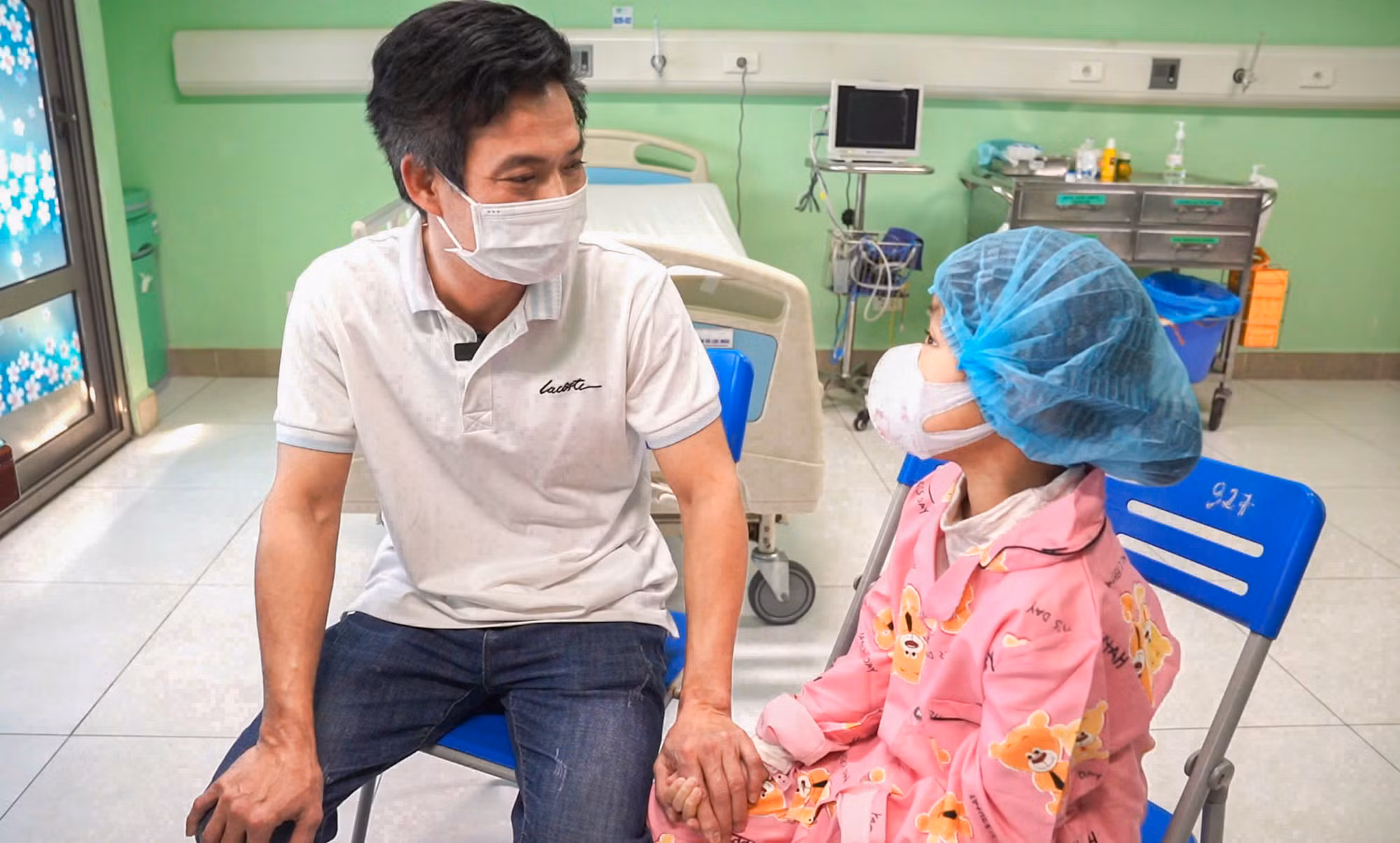 Bé gái khỏe mạnh, chuẩn bị xuất viện. 