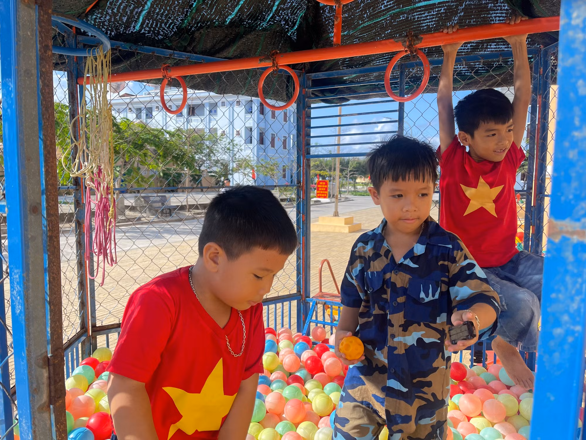 Những đứa trẻ lớn khôn tại đây luôn có tình yêu mãnh liệt với biển đảo.