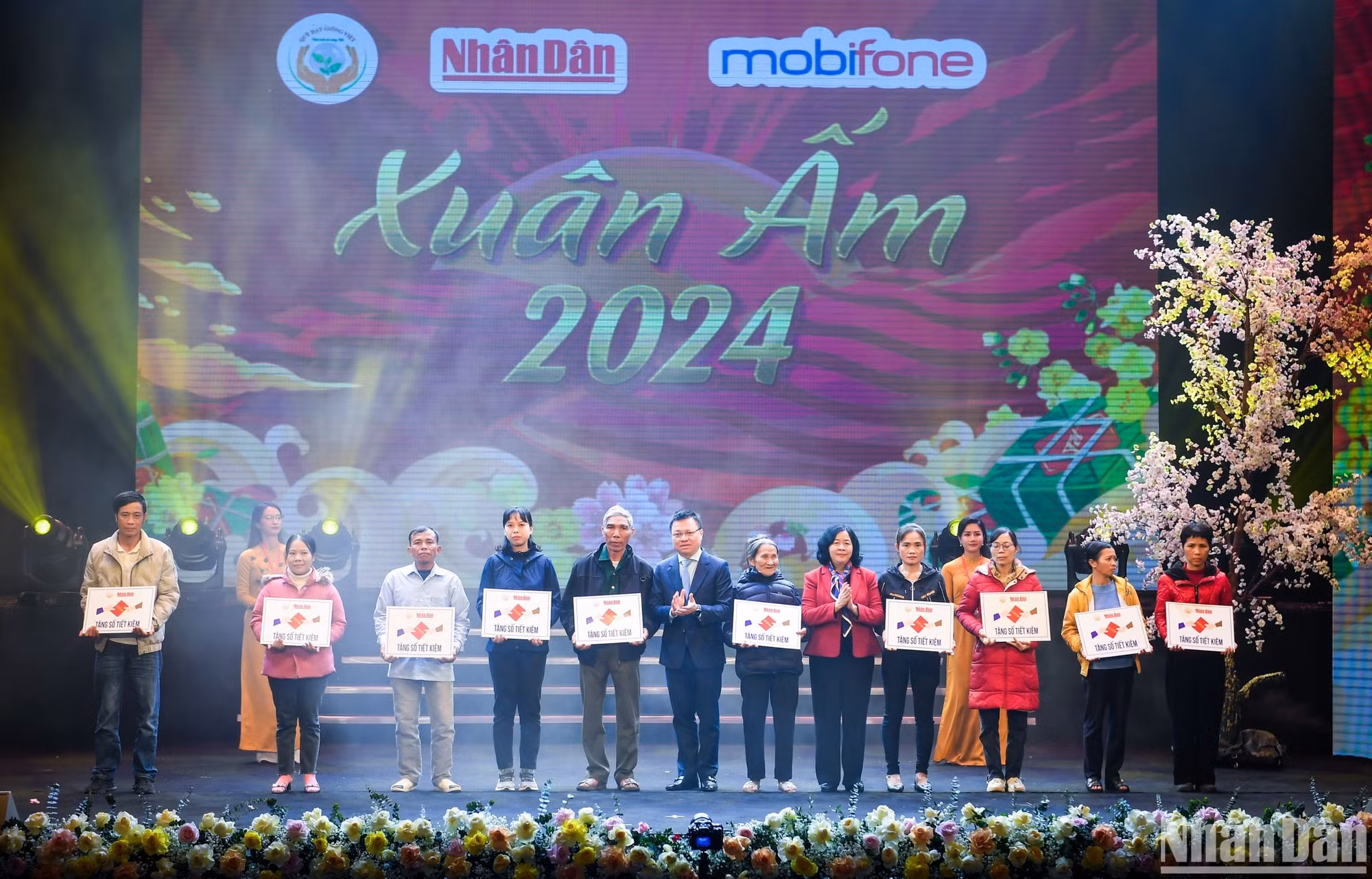 Đồng chí Bùi Thị Minh Hoài và đồng chí Lê Quốc Minh trao sổ tiết kiệm của chương trình Xuân ấm 2024 cho các gia đình có hoàn cảnh khó khăn. Đồng chí Bùi Thị Minh Hoài và đồng chí Lê Quốc Minh trao sổ tiết kiệm của chương trình Xuân ấm 2024 cho các gia đình có hoàn cảnh khó khăn.