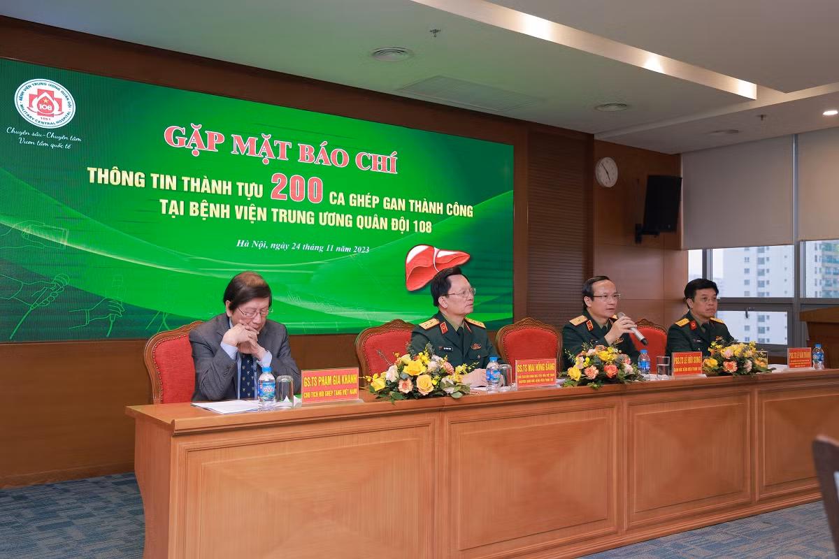 Lãnh đạo bệnh viện cung cấp thông tin báo chí.