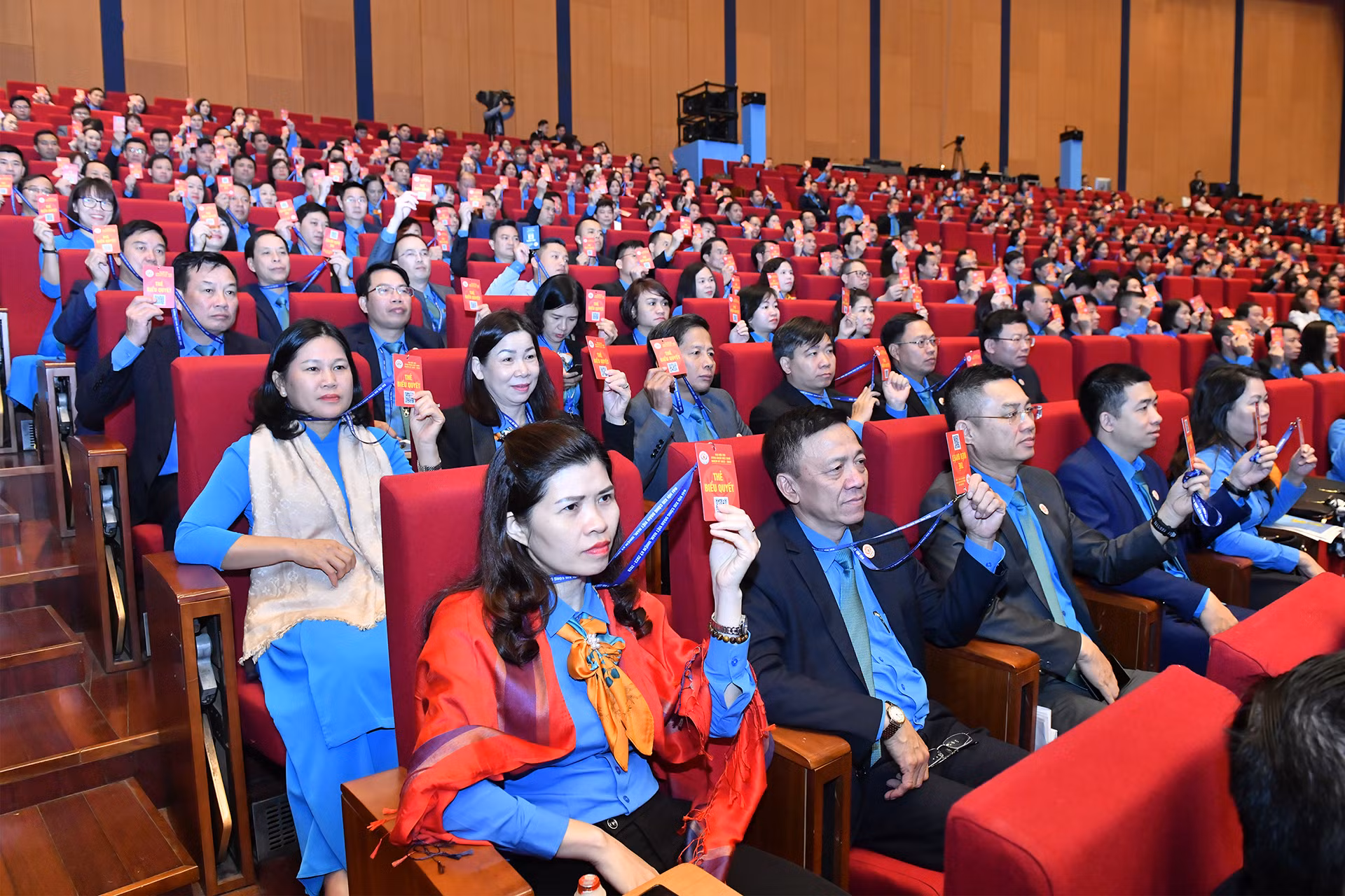 Các đại biểu biểu quyết thông qua dự thảo Nghị quyết Đại hội XIII Công đoàn Việt Nam.