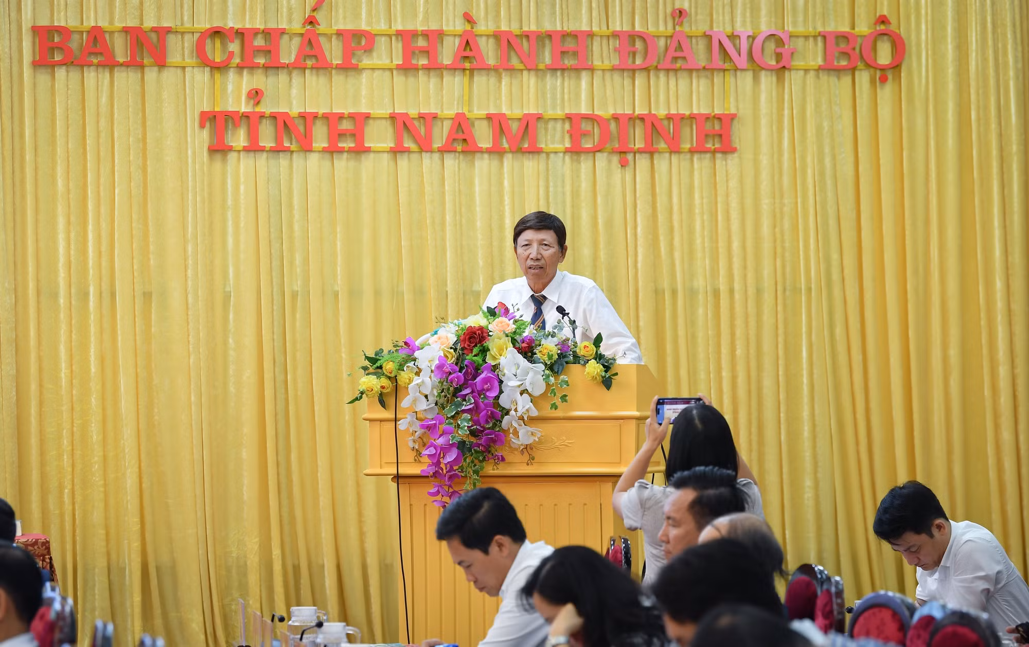 Tiến sĩ Phan Hữu Thắng, Chủ tịch Liên chi hội Tài chính Khu công nghiệp Việt Nam. Trong tham luận, đồng chí trình bày về việc xây dựng khu công nghiệp xanh, khu công nghiệp sinh thái và tổ chức thực hiện.