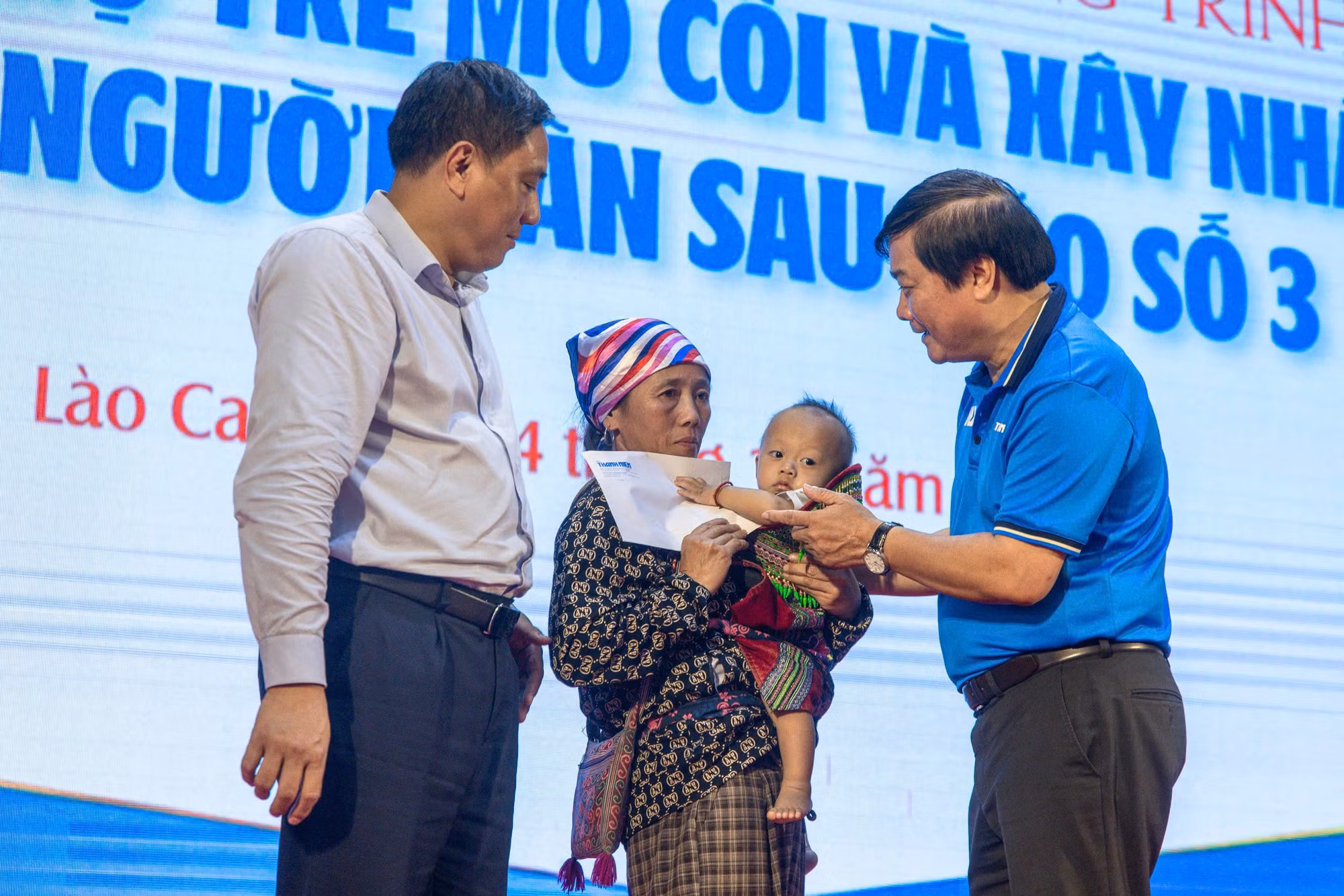 Ông Hoàng Giang, Phó Bí thư Tỉnh ủy Lào Cai, cùng nhà báo Nguyễn Ngọc Toàn, Tổng Biên tập Báo Thanh Niên, trao số tiền bảo trợ 3 tháng đầu tiên cho các em nhỏ mồ côi. Ông Hoàng Giang, Phó Bí thư Tỉnh ủy Lào Cai, cùng nhà báo Nguyễn Ngọc Toàn, Tổng Biên tập Báo Thanh Niên, trao số tiền bảo trợ 3 tháng đầu tiên cho các em nhỏ mồ côi.