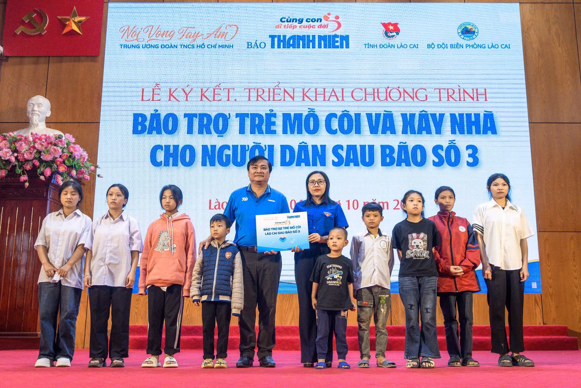 Nhà báo Nguyễn Ngọc Toàn cùng Bí thư Tỉnh đoàn Lào Cai trao quà cho đại diện 50 em nhỏ mồ côi sau bão số 3. Nhà báo Nguyễn Ngọc Toàn cùng Bí thư Tỉnh đoàn Lào Cai trao quà cho đại diện 50 em nhỏ mồ côi sau bão số 3.